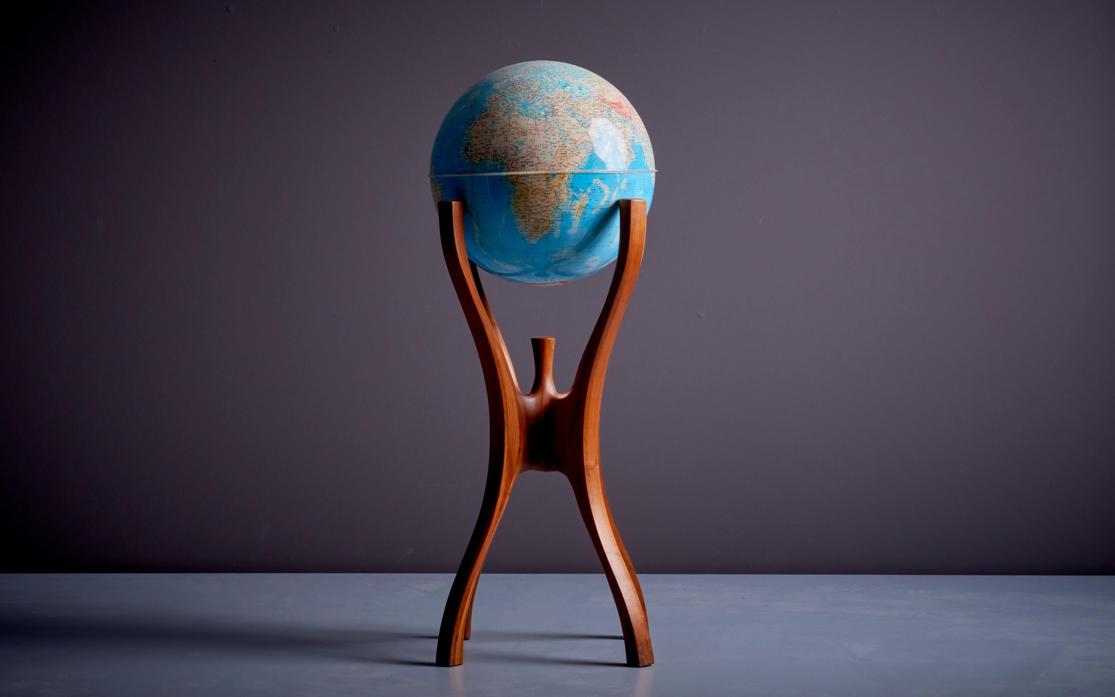 Rare American Studio Globe stand with a 16 inch globe (40 cm) by Woodworker Bud Tullis in 1981, signed.