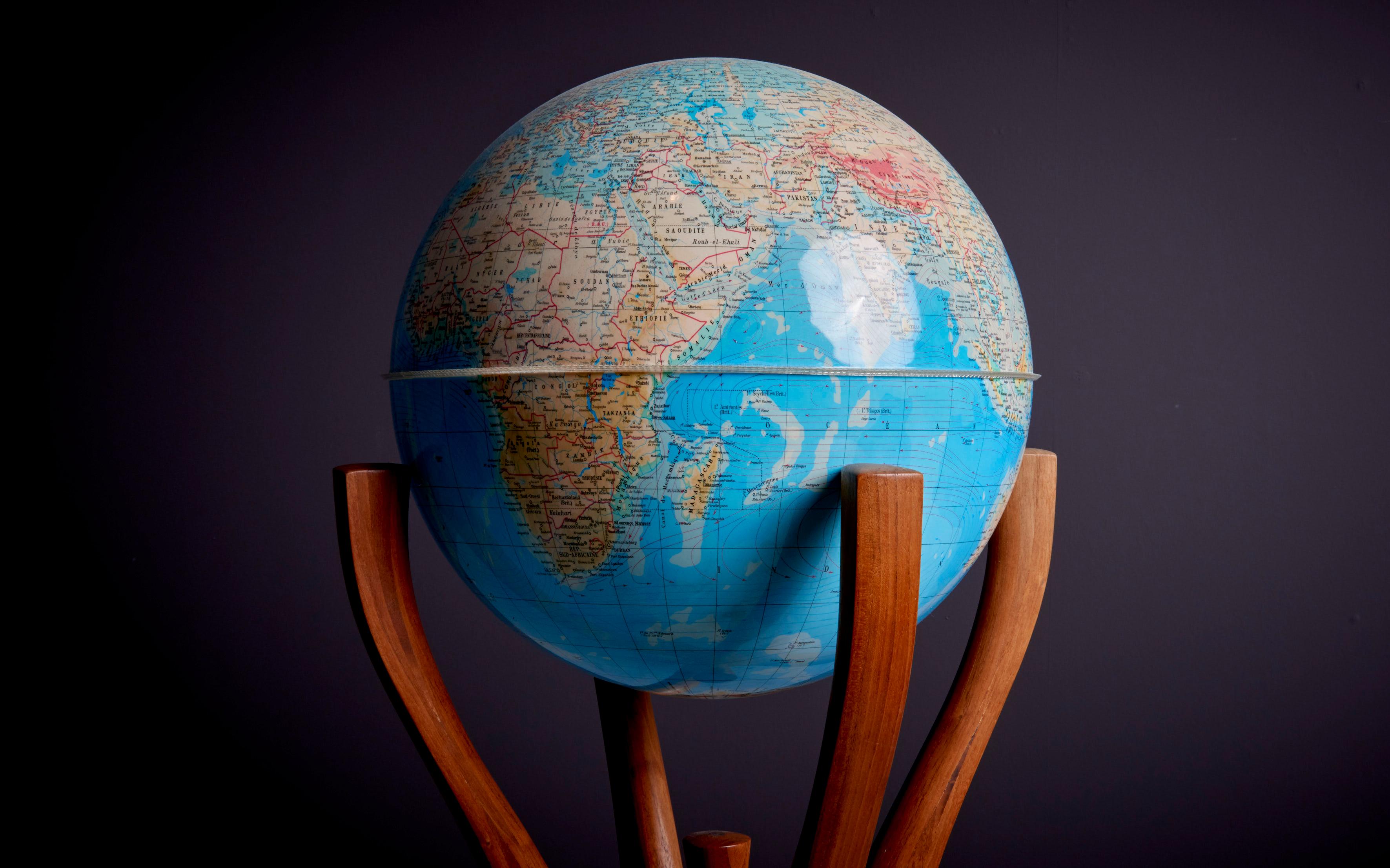 American Studio Globe Stand with Globe by Woodworker Bud Tullis in 1981, Signed In Excellent Condition For Sale In Berlin, DE