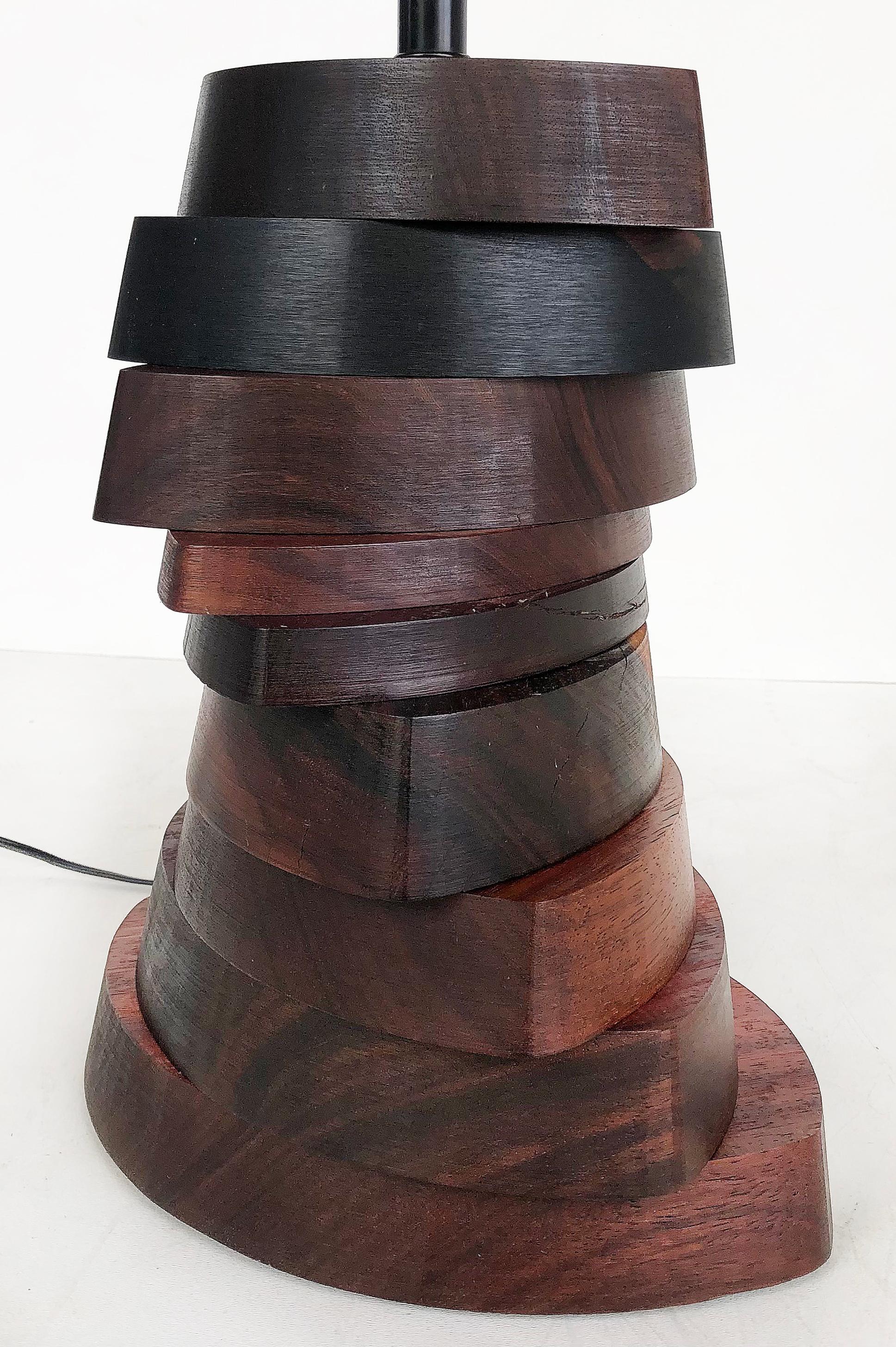 Lampada da tavolo con specimen meccanico in Wood Studio A, metà-fine XX secolo in vendita 1