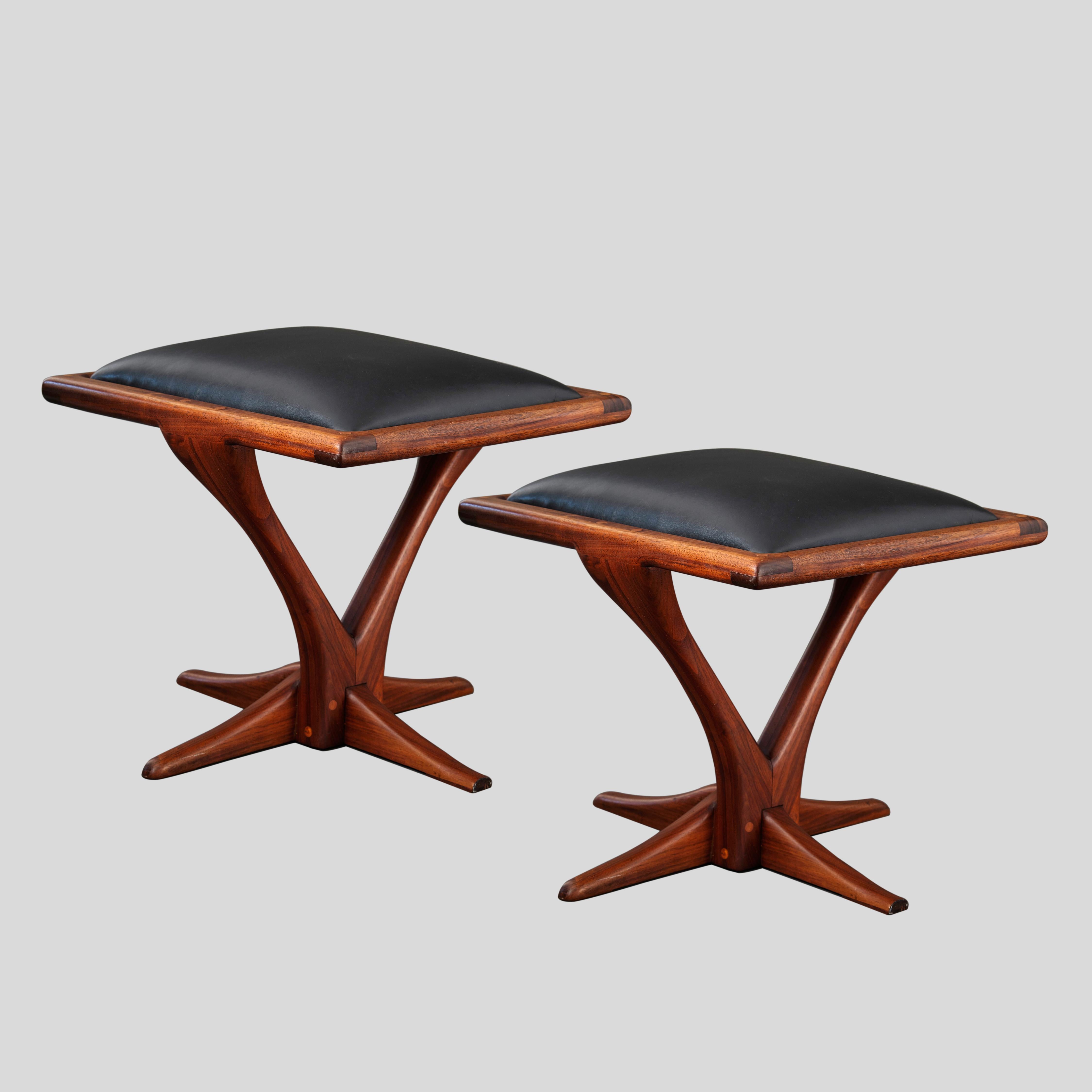 American Studio Movement Pareja de taburetes de nogal con asientos de cuero, 1971 en venta 3