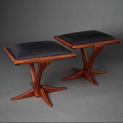 Paire de tabourets en noyer sculpté, 1971, signés par Studio A