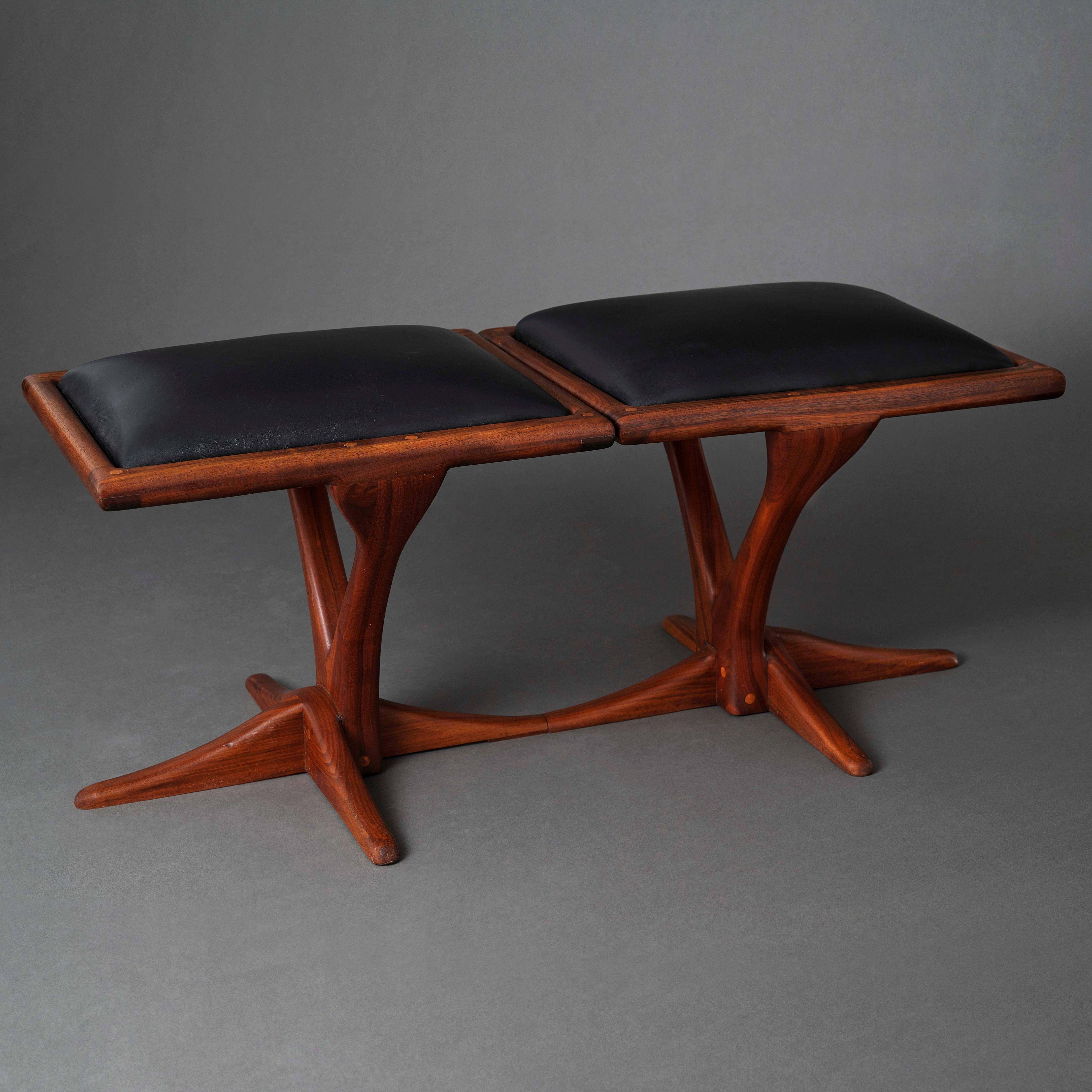 American Studio Movement Pareja de taburetes de nogal con asientos de cuero, 1971 Moderno orgánico en venta