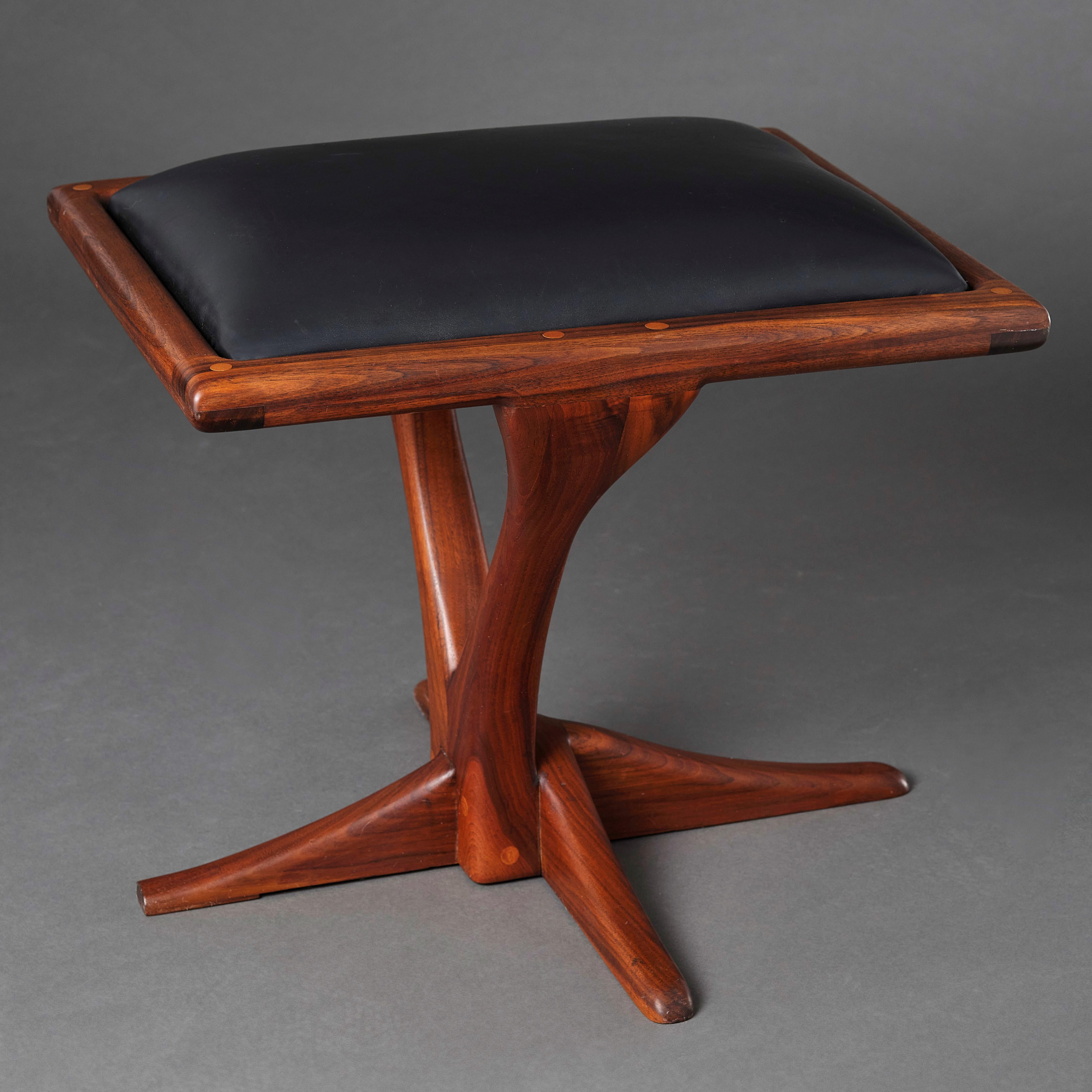 American Studio Movement Pareja de taburetes de nogal con asientos de cuero, 1971 Estadounidense en venta