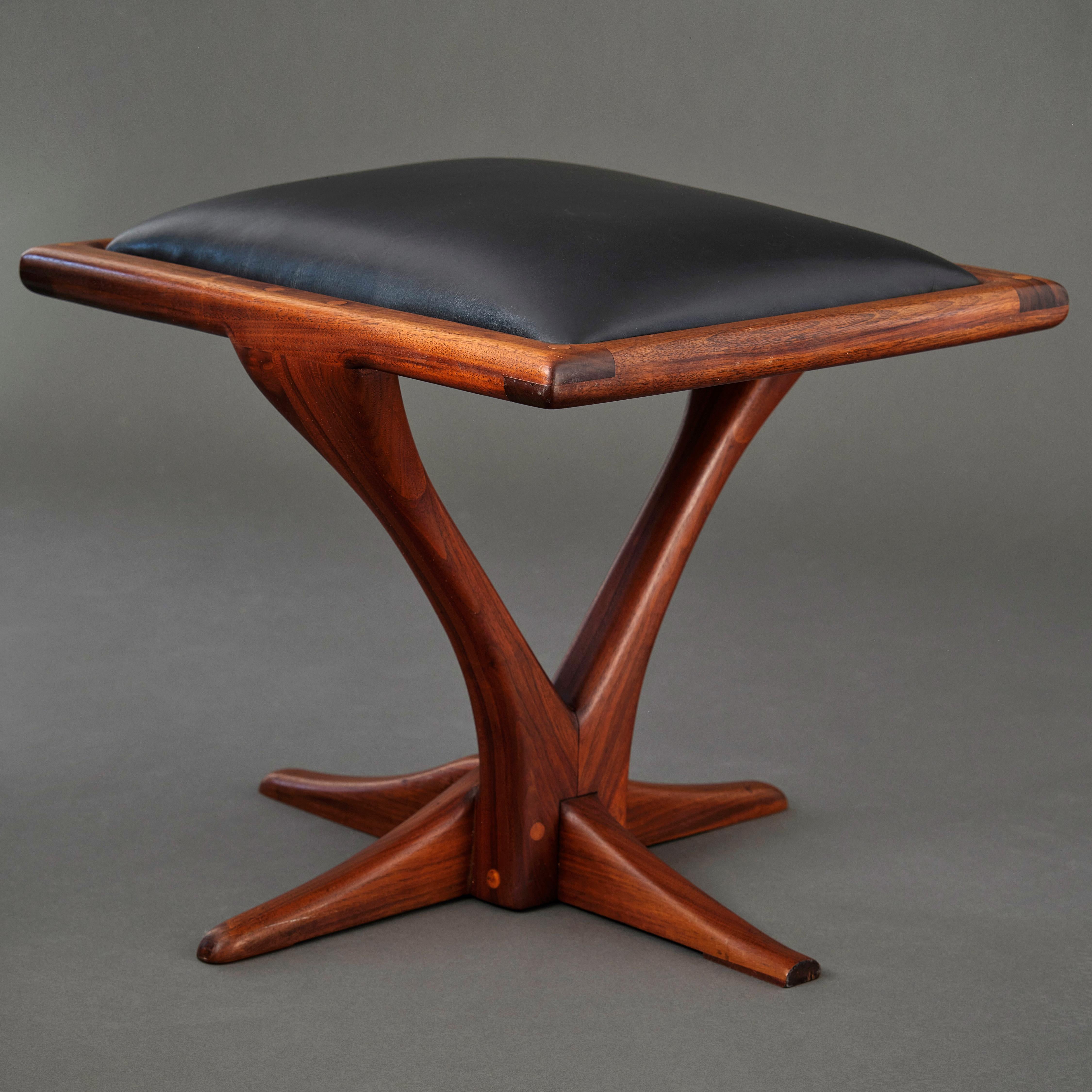 American Studio Movement Pareja de taburetes de nogal con asientos de cuero, 1971 en Bueno estado para la venta en Brooklyn, NY