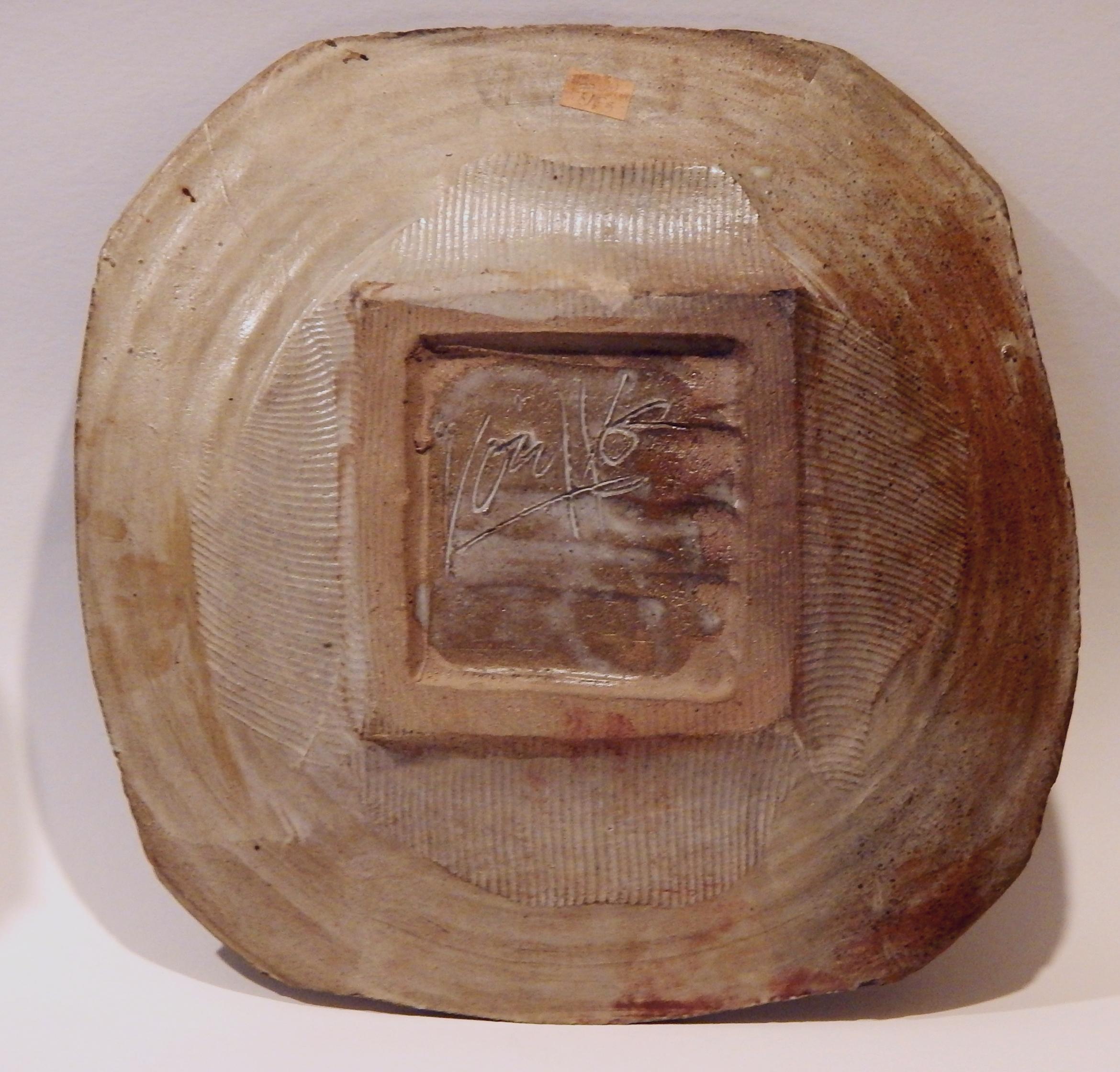 Cargador de Studio Pottery de Peter Voulkos, hacia 1950-1955.
Dos figuras femeninas expresionistas incisas con pájaro y sol estilizados.
Tamaño: 18