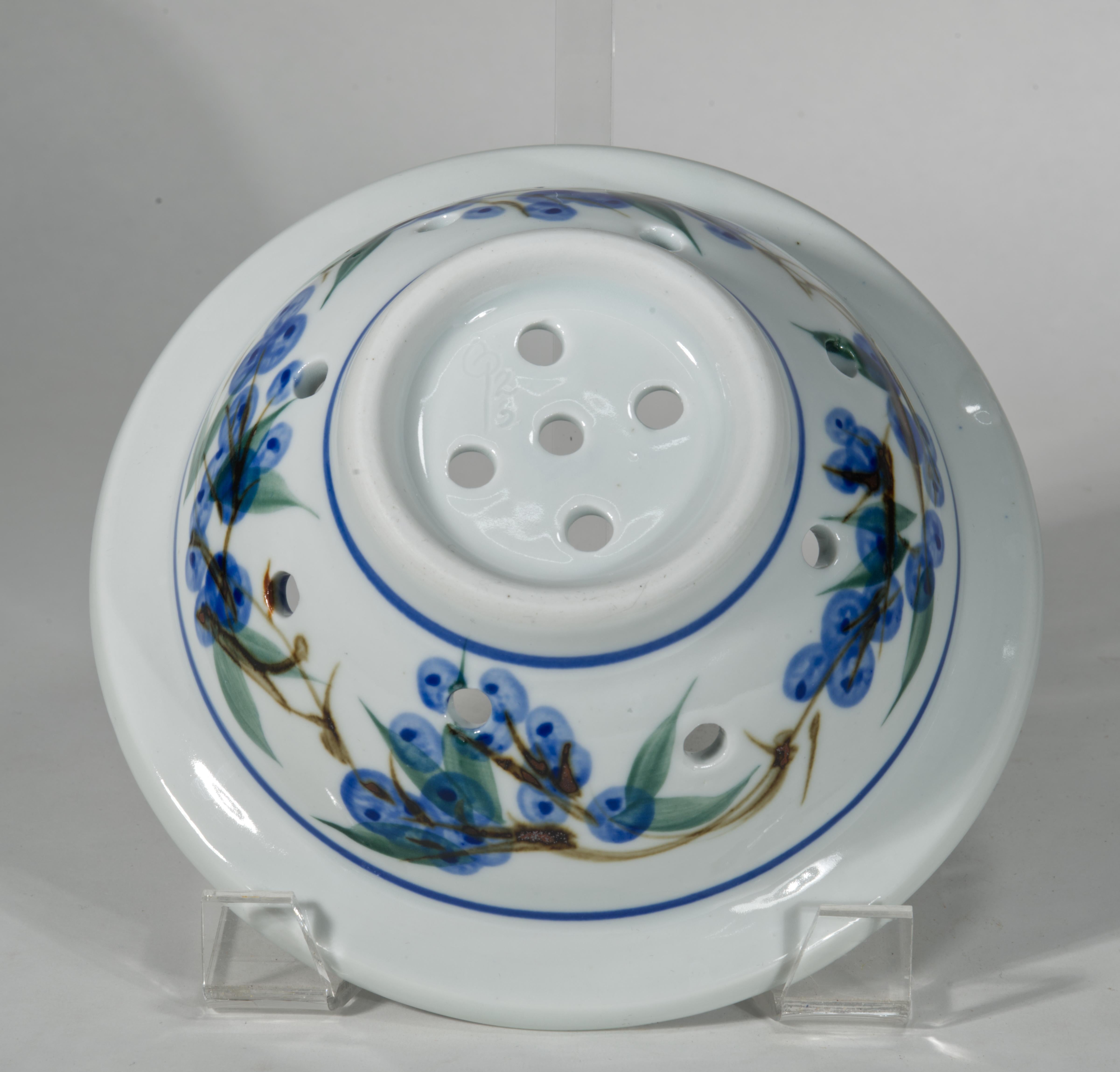 Amerikanische Studio Pottery Beerenschale und Unterteller, Blau & Weiß (Glasiert) im Angebot