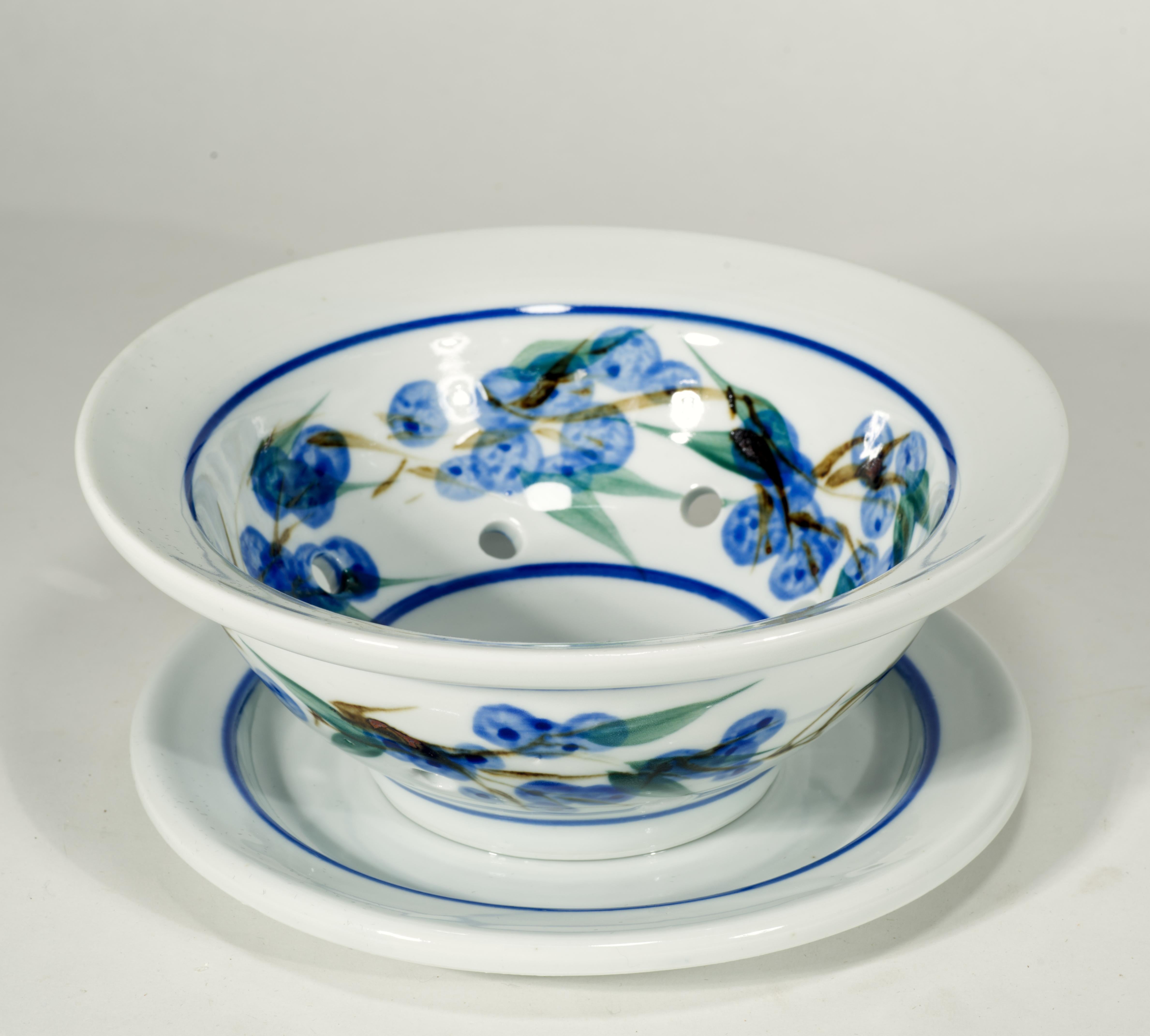 Amerikanische Studio Pottery Beerenschale und Unterteller, Blau & Weiß (Keramik) im Angebot