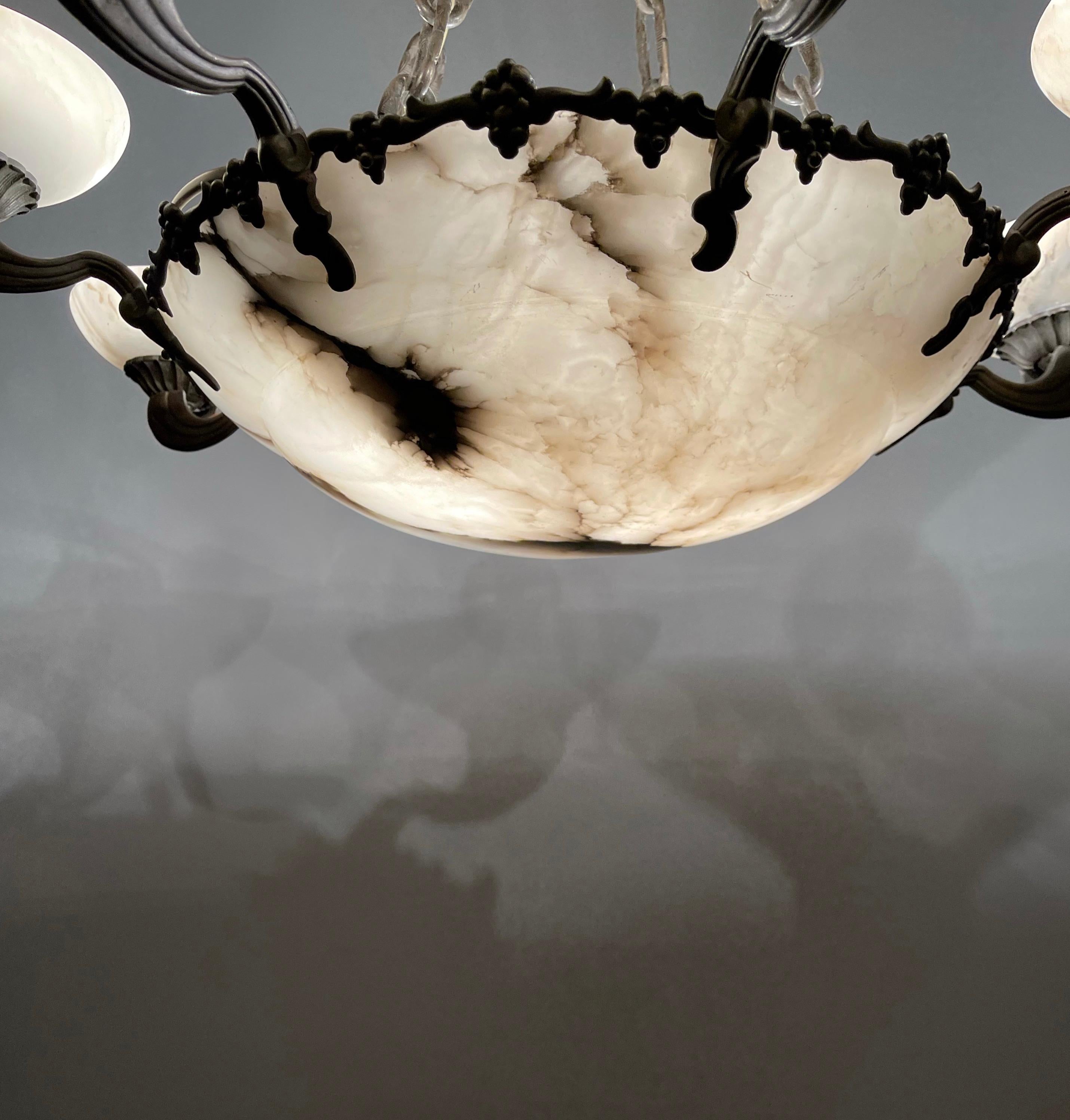 Lampadario o lampada a sospensione in stile Art Deco americano con paralumi in bronzo e alabastro in vendita 4