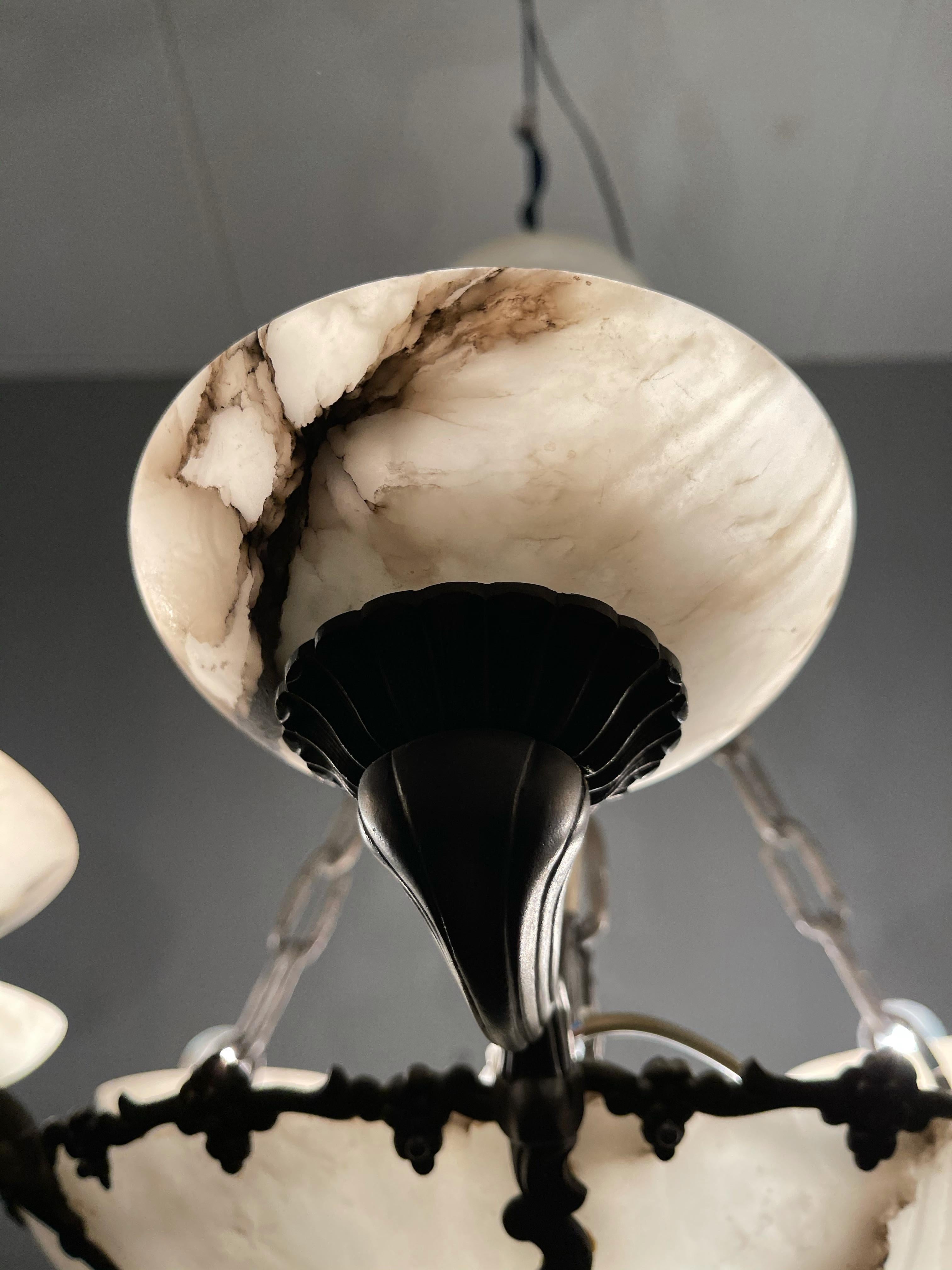 Lampadario o lampada a sospensione in stile Art Deco americano con paralumi in bronzo e alabastro in vendita 8