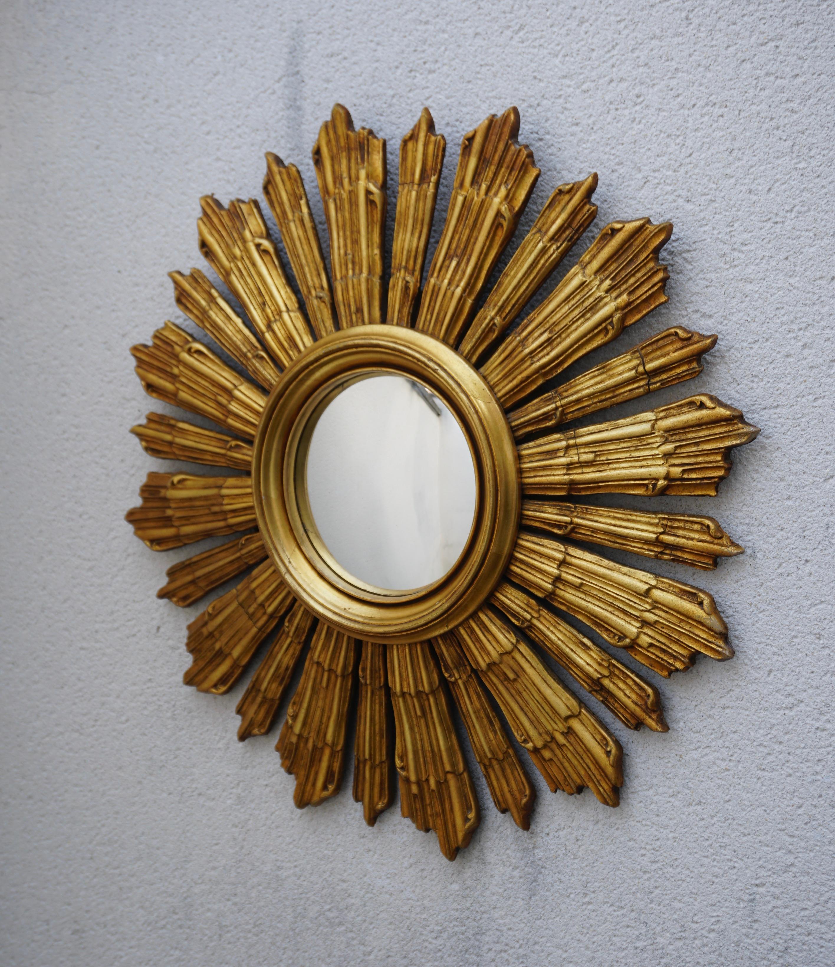 American Sunburst gilt carved wood and bullseye wall mirror with interior molded edge border. Mirror retains the original convex glass and backing. Mid-century.
Interior mirror diameter is 7.08 inches.