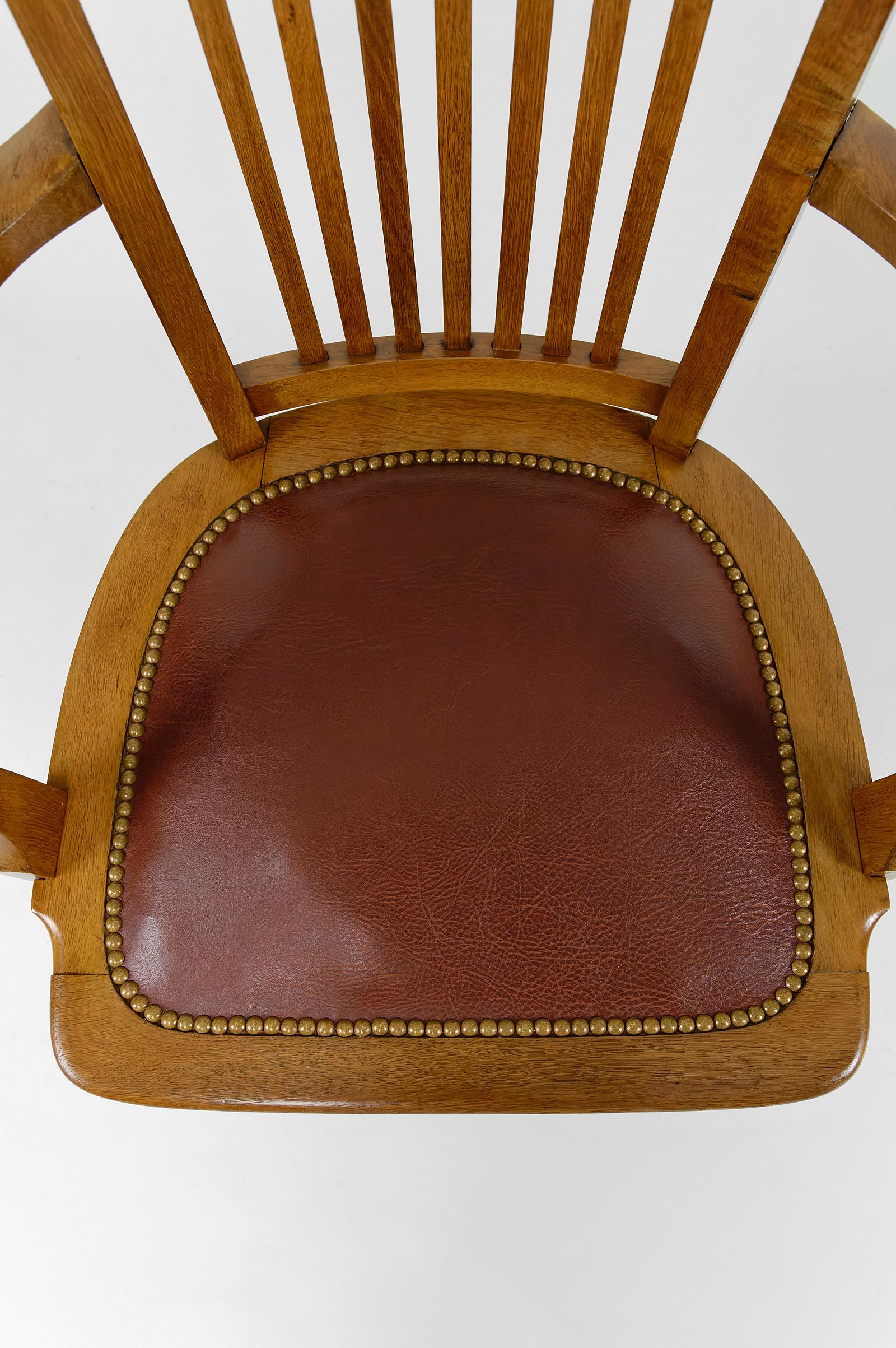 American swivel office armchair in oak, with leather seat, USA, Circa 1900 For Sale 4