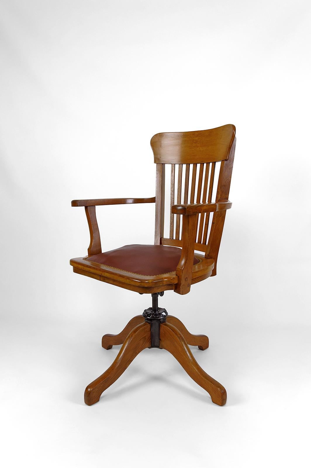 Victorian American swivel office armchair in oak, with leather seat, USA, Circa 1900 For Sale