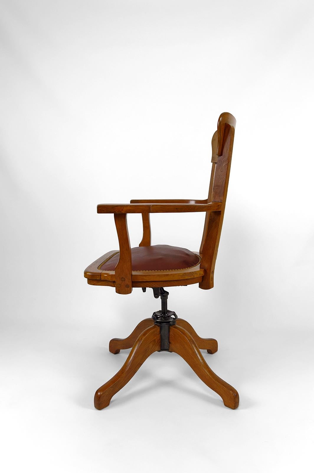 American swivel office armchair in oak, with leather seat, USA, Circa 1900 In Good Condition For Sale In VÉZELAY, FR