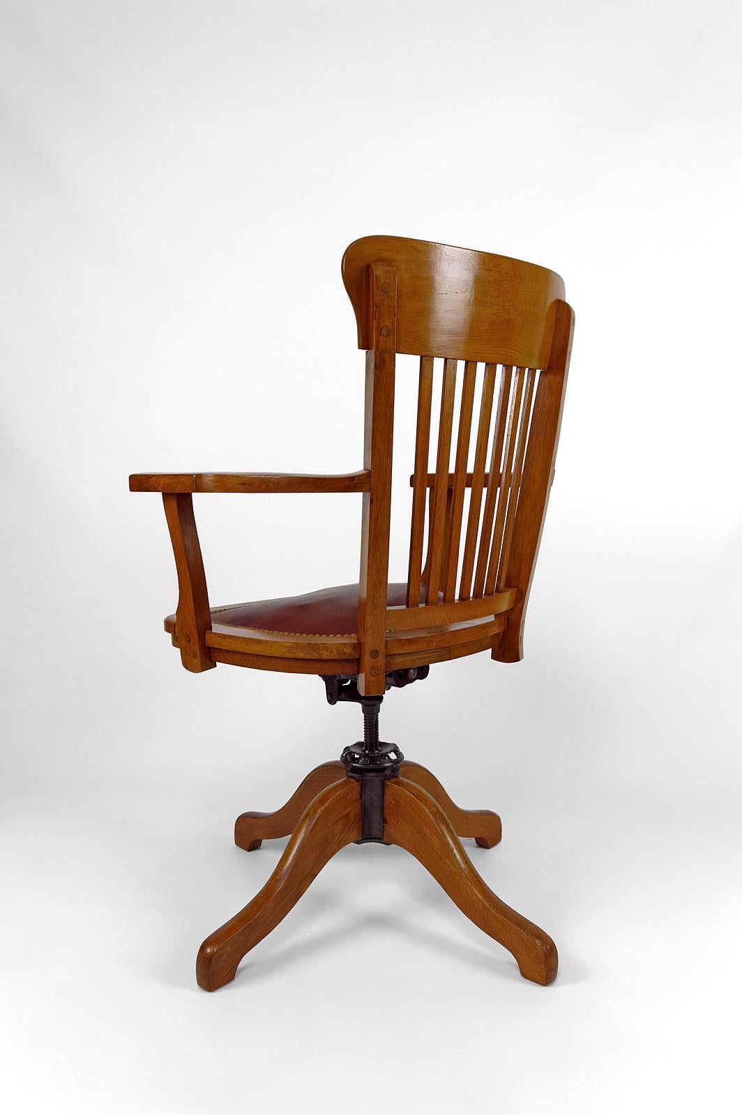 Early 20th Century American swivel office armchair in oak, with leather seat, USA, Circa 1900 For Sale
