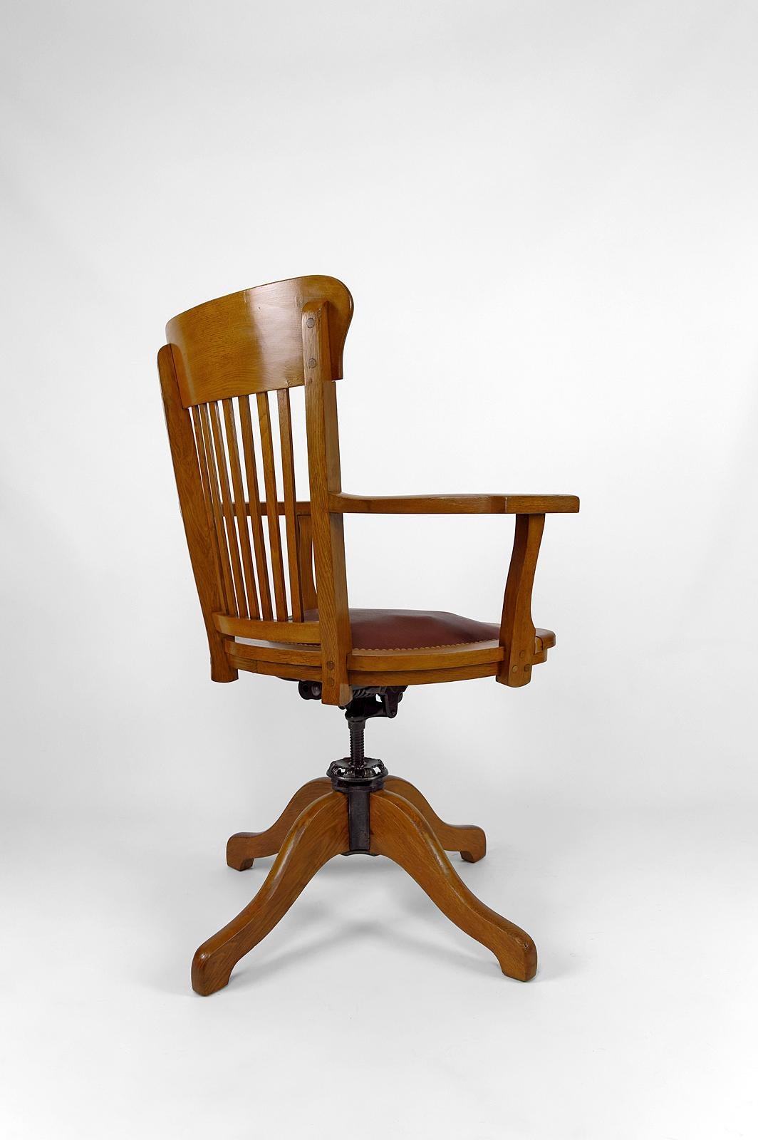 Leather American swivel office armchair in oak, with leather seat, USA, Circa 1900 For Sale