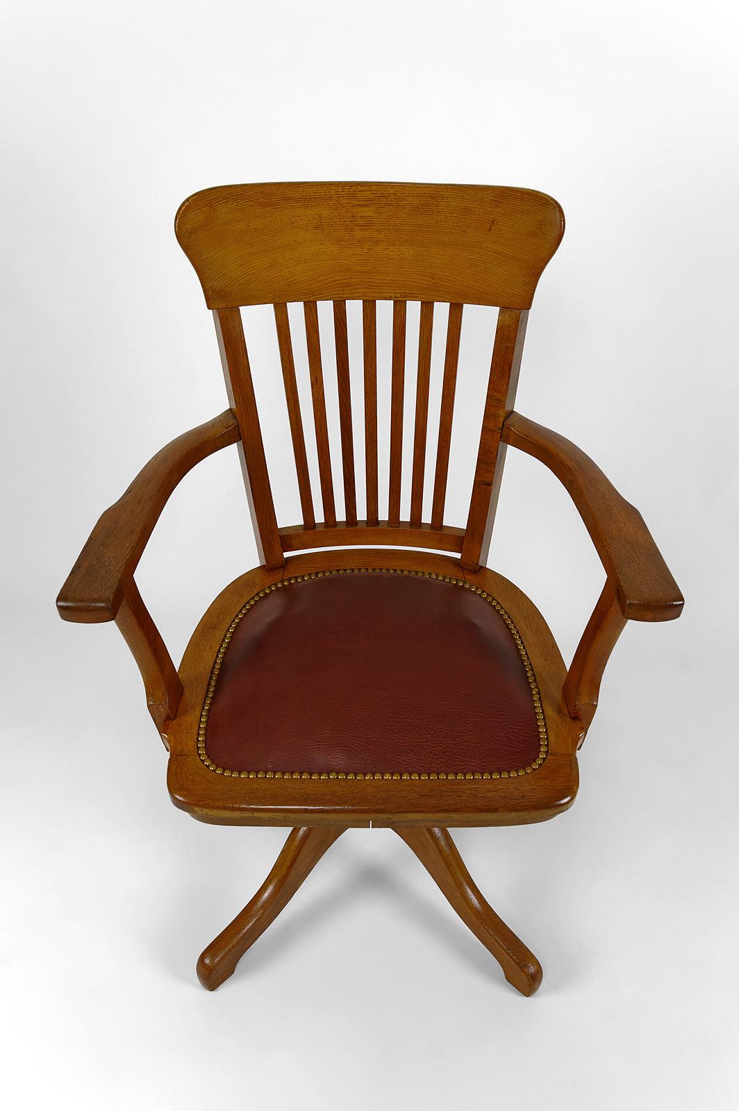 American swivel office armchair in oak, with leather seat, USA, Circa 1900 For Sale 3