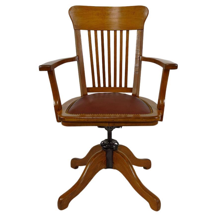 American swivel office armchair in oak, with leather seat, USA, Circa 1900 For Sale