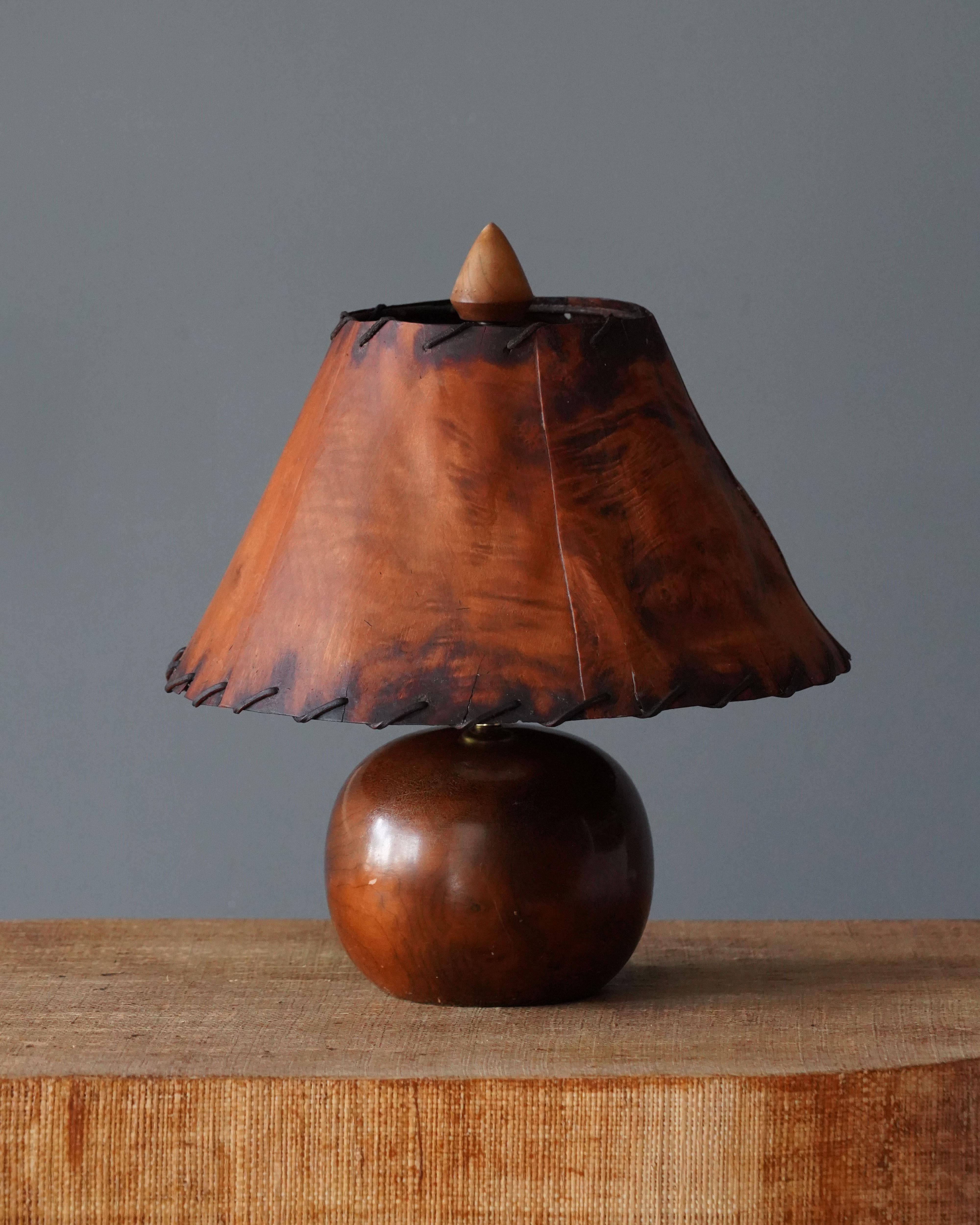 A table lamp, produced in America, 1950s.

Base in Myrtlewood, original lampshade in burlwood veneer.