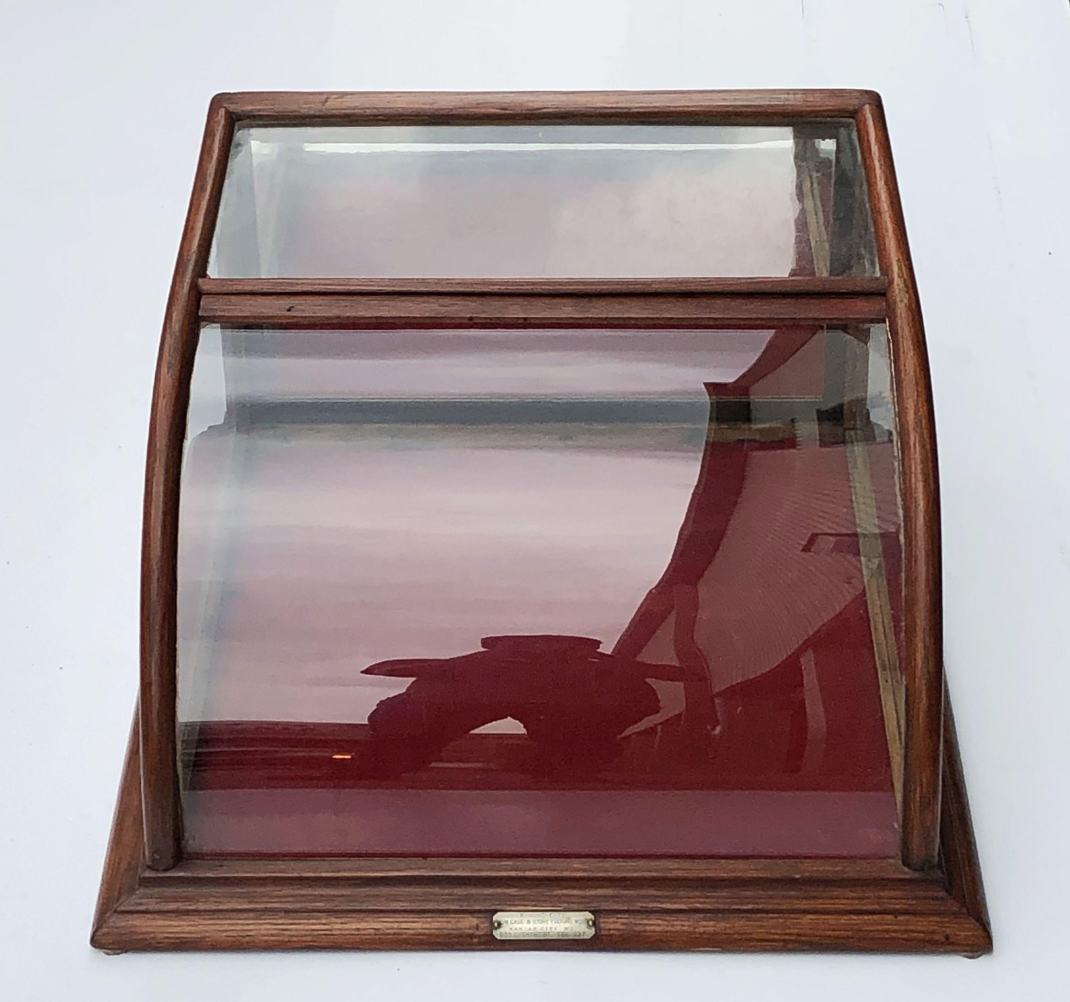 American Table Top Display Case or Vitrine In Good Condition In Austin, TX