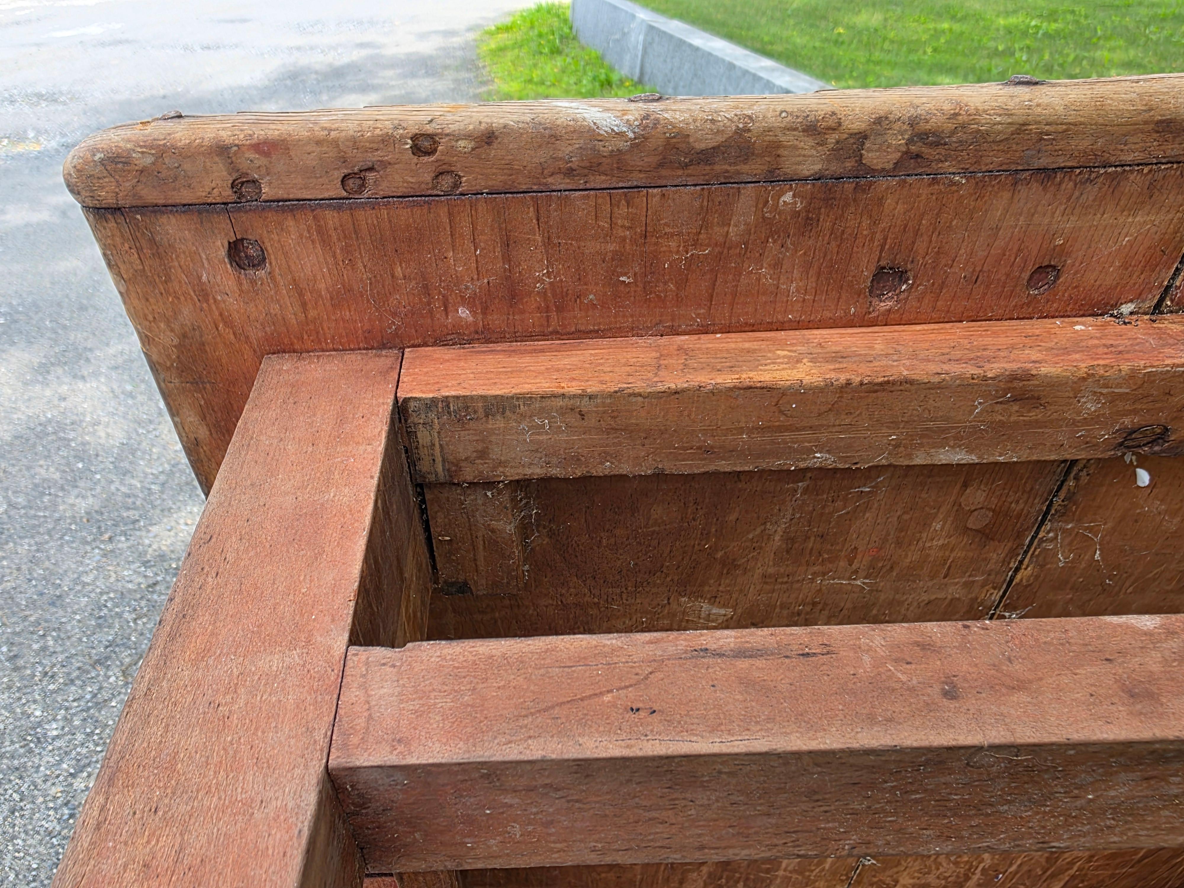 Mesa de taberna americana Circa 1800 en superficie original en venta 6