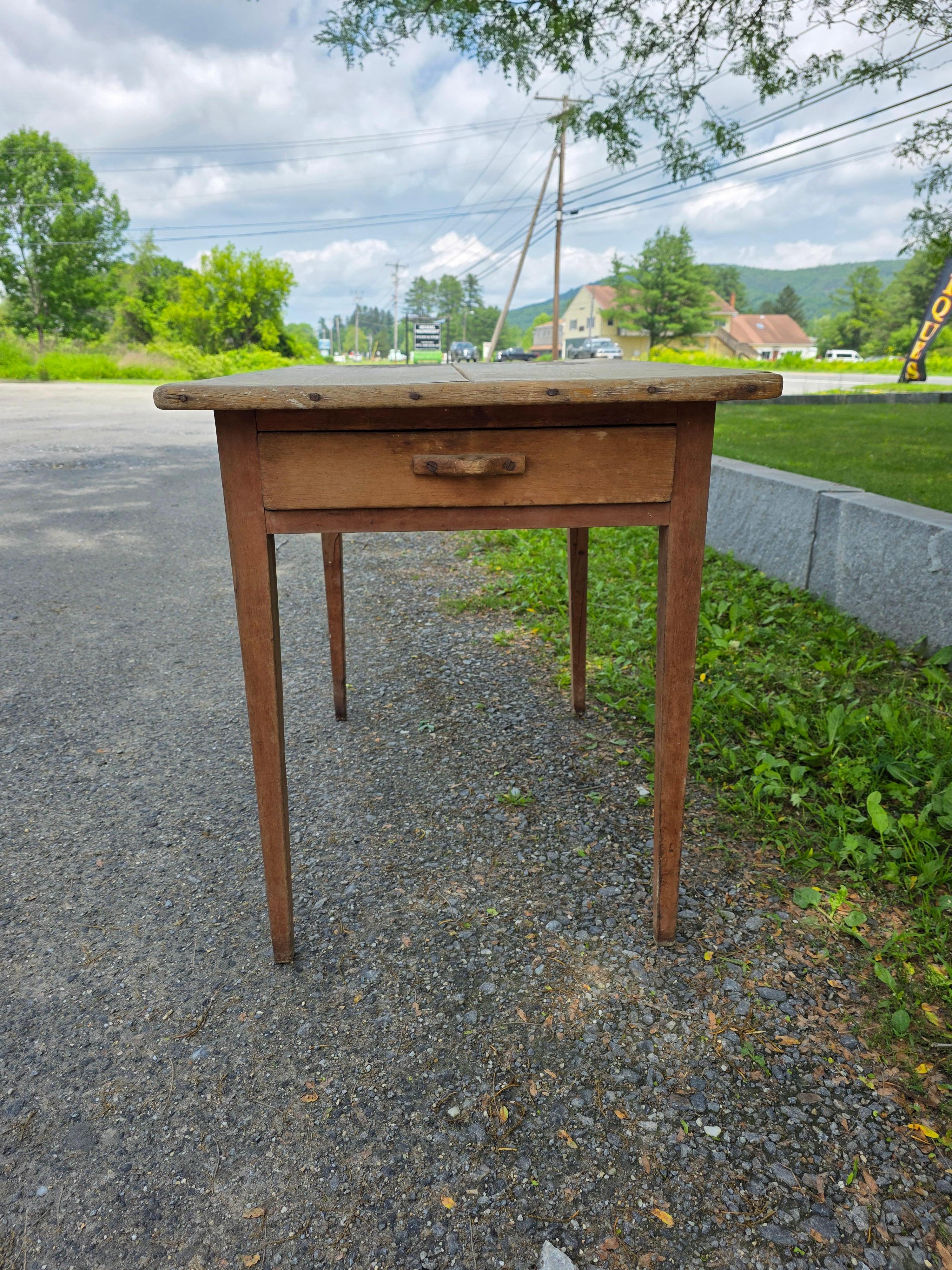 Mesa de taberna americana Circa 1800 en superficie original en venta 8