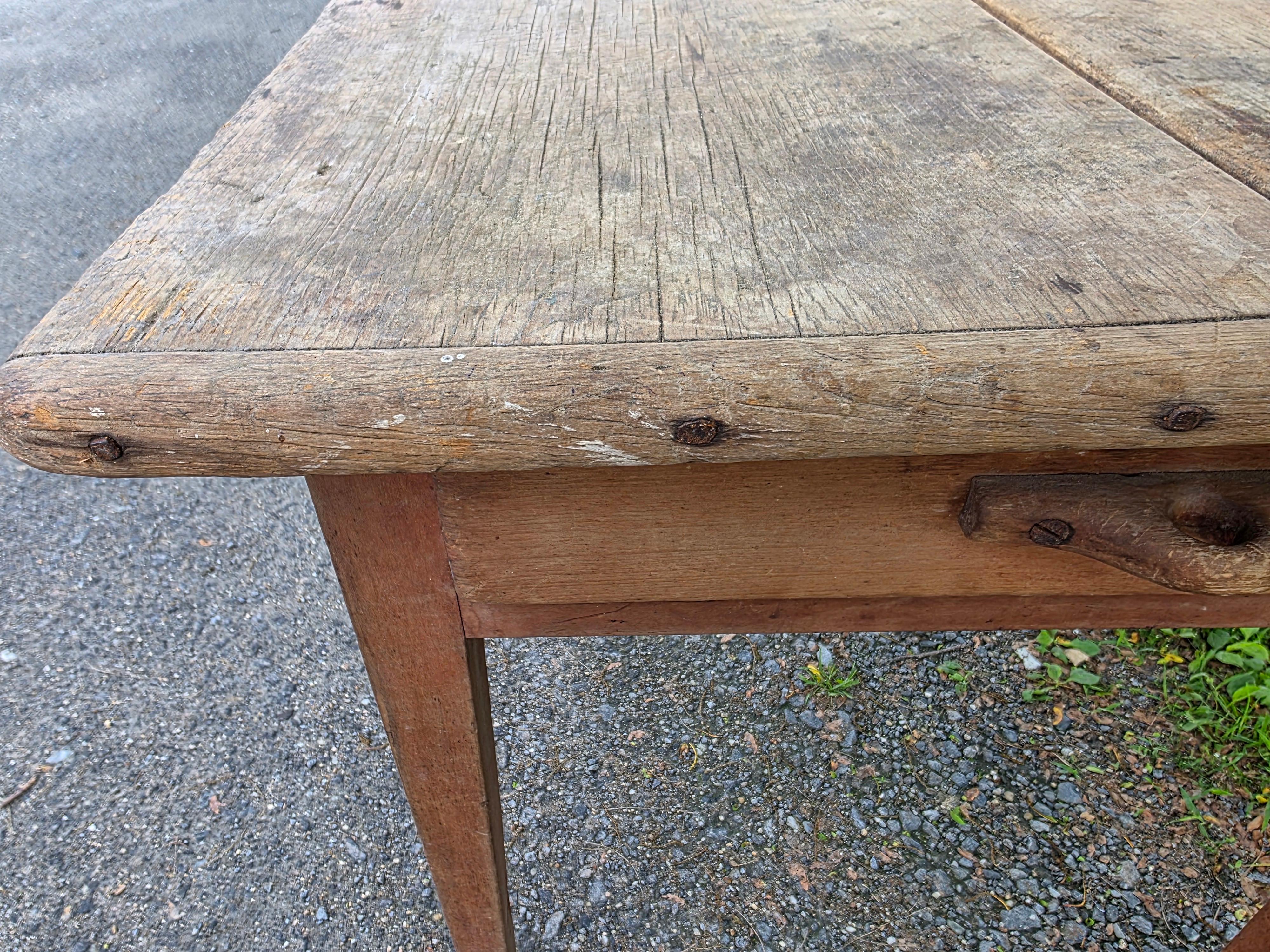Mesa de taberna americana Circa 1800 en superficie original en venta 9