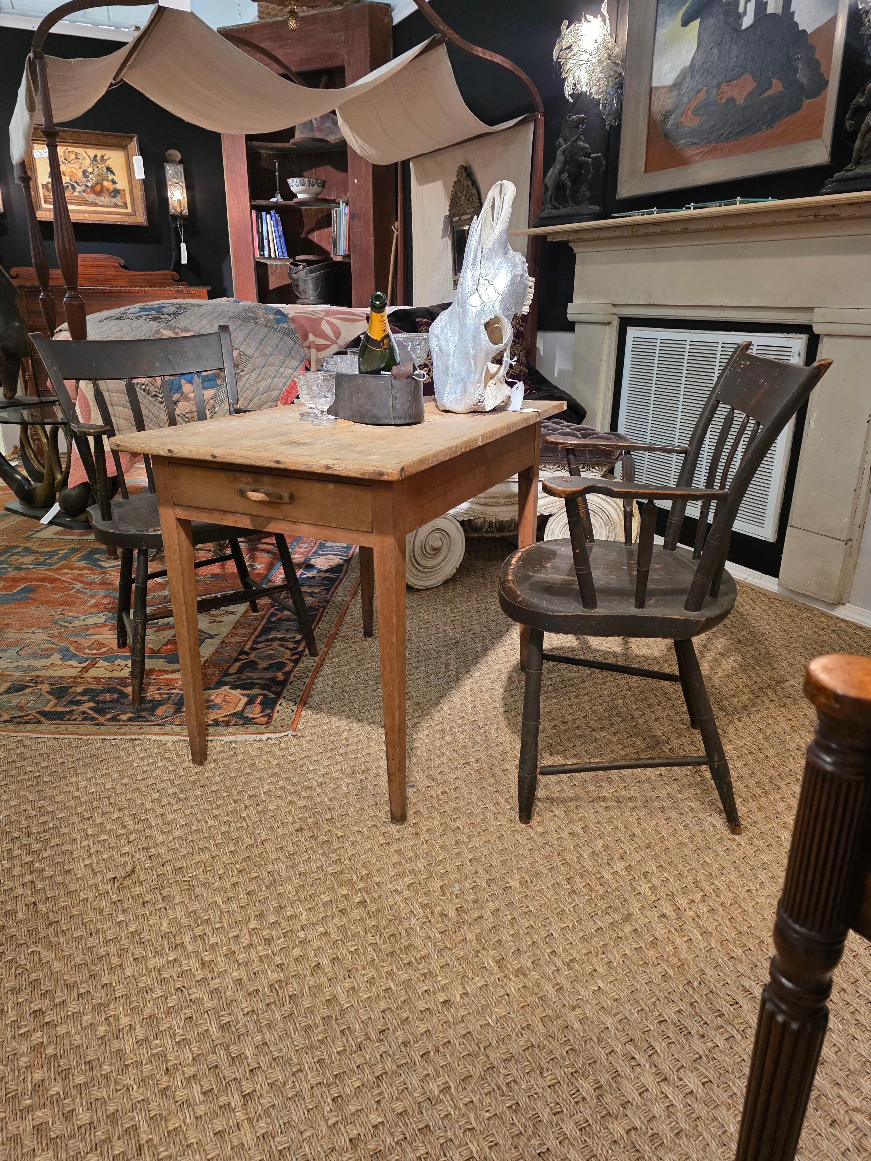 Mesa de taberna americana Circa 1800 en superficie original en venta 11