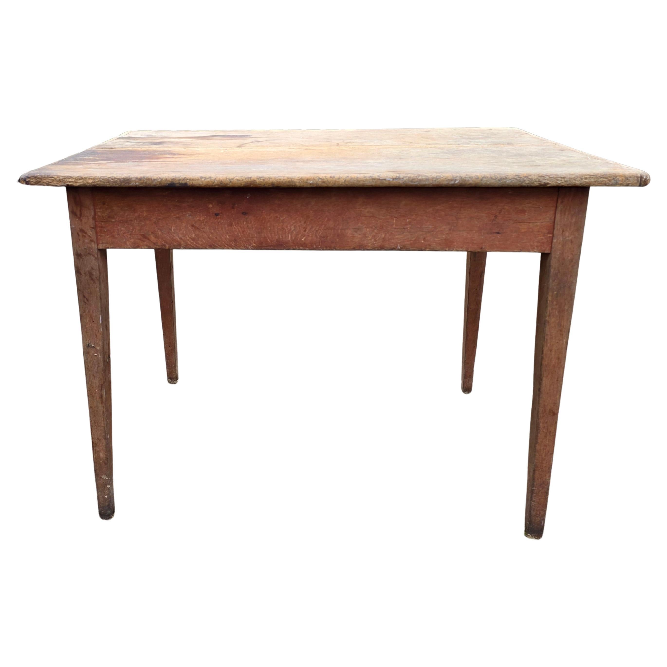 Mesa de trabajo o de taberna muy bonita con tapa de matorral. Conserva toda la superficie original y su bonita tapa de tablero de pan. Fabricada en pino y álamo, esta mesa es muy sólida y está lista para usar. El acabado es absolutamente hermoso,