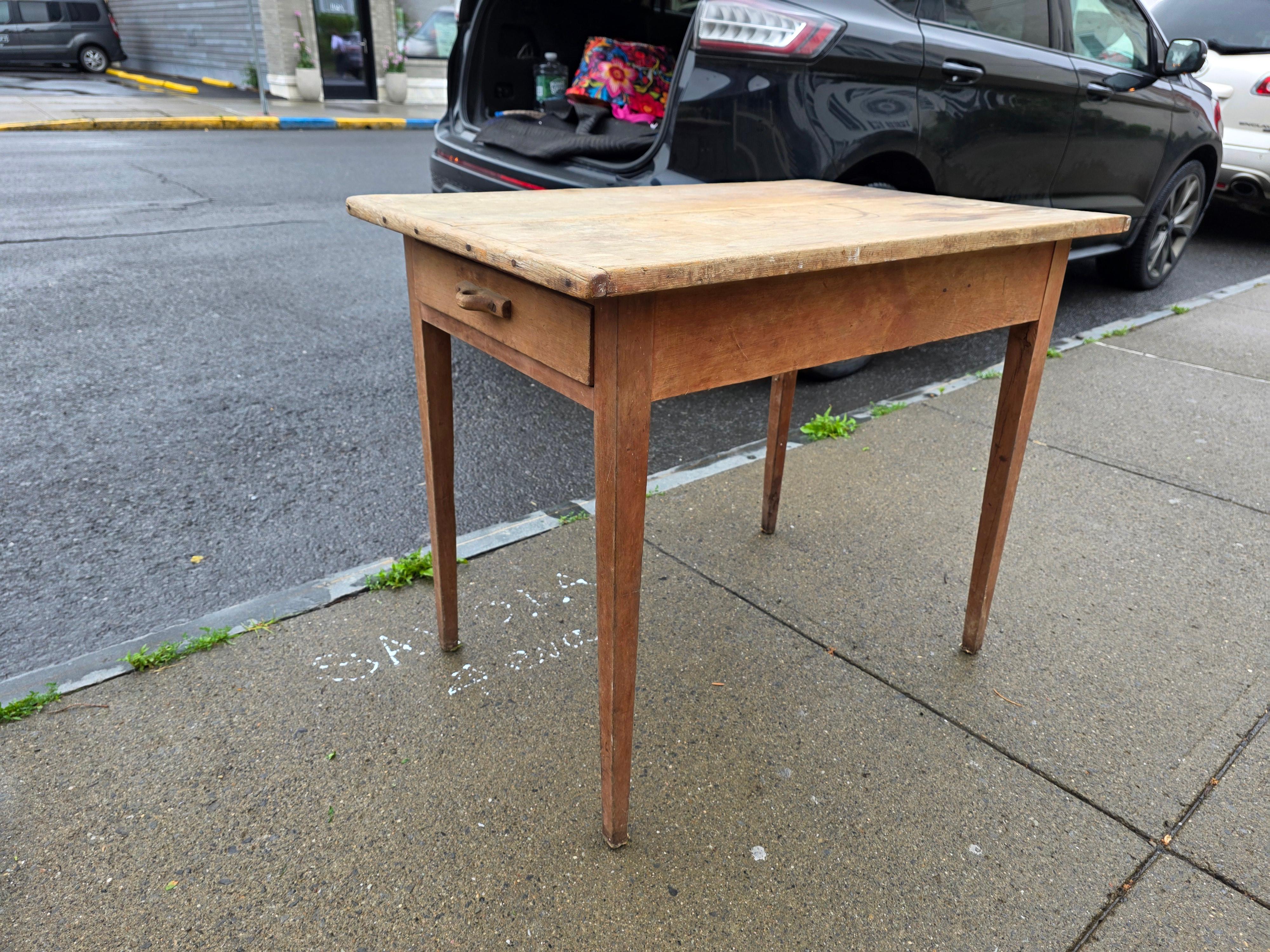 Mesa de taberna americana Circa 1800 en superficie original Primitivo en venta