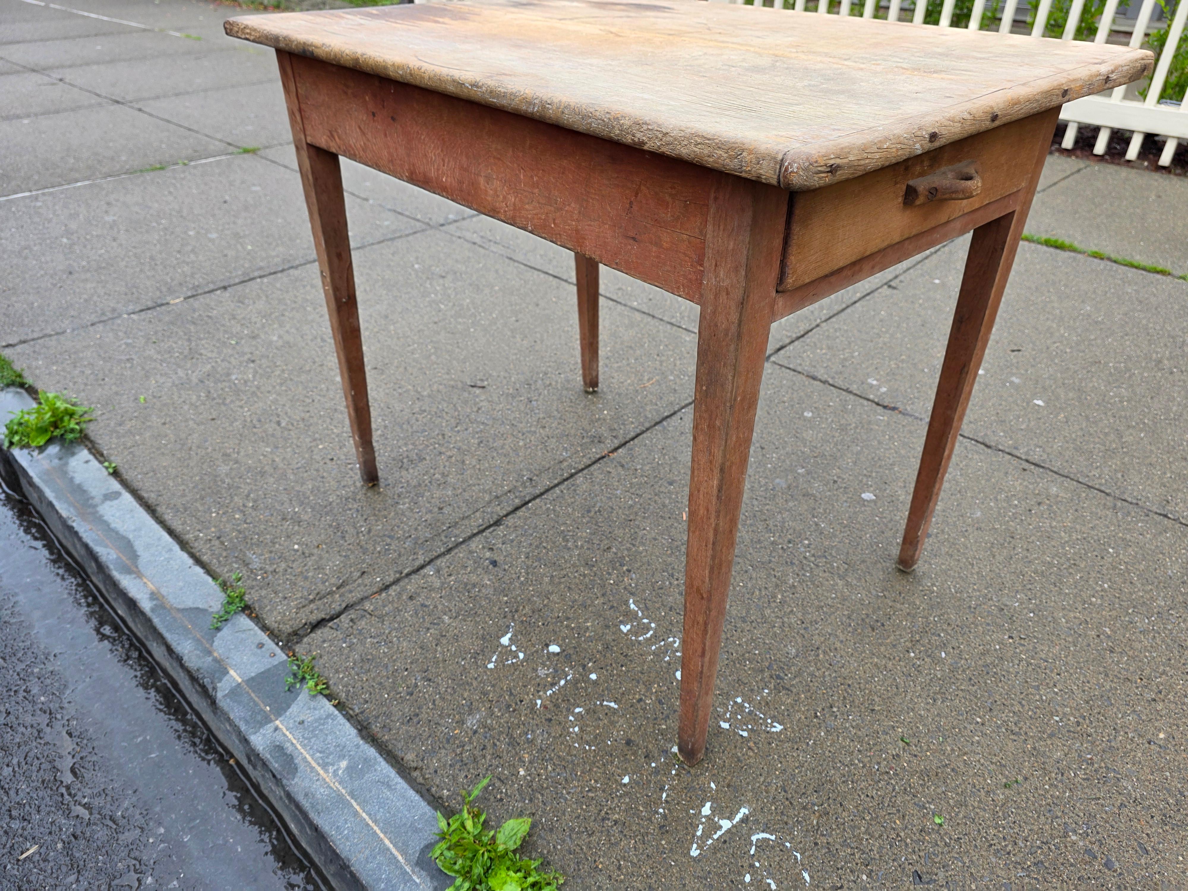 Mesa de taberna americana Circa 1800 en superficie original Estadounidense en venta