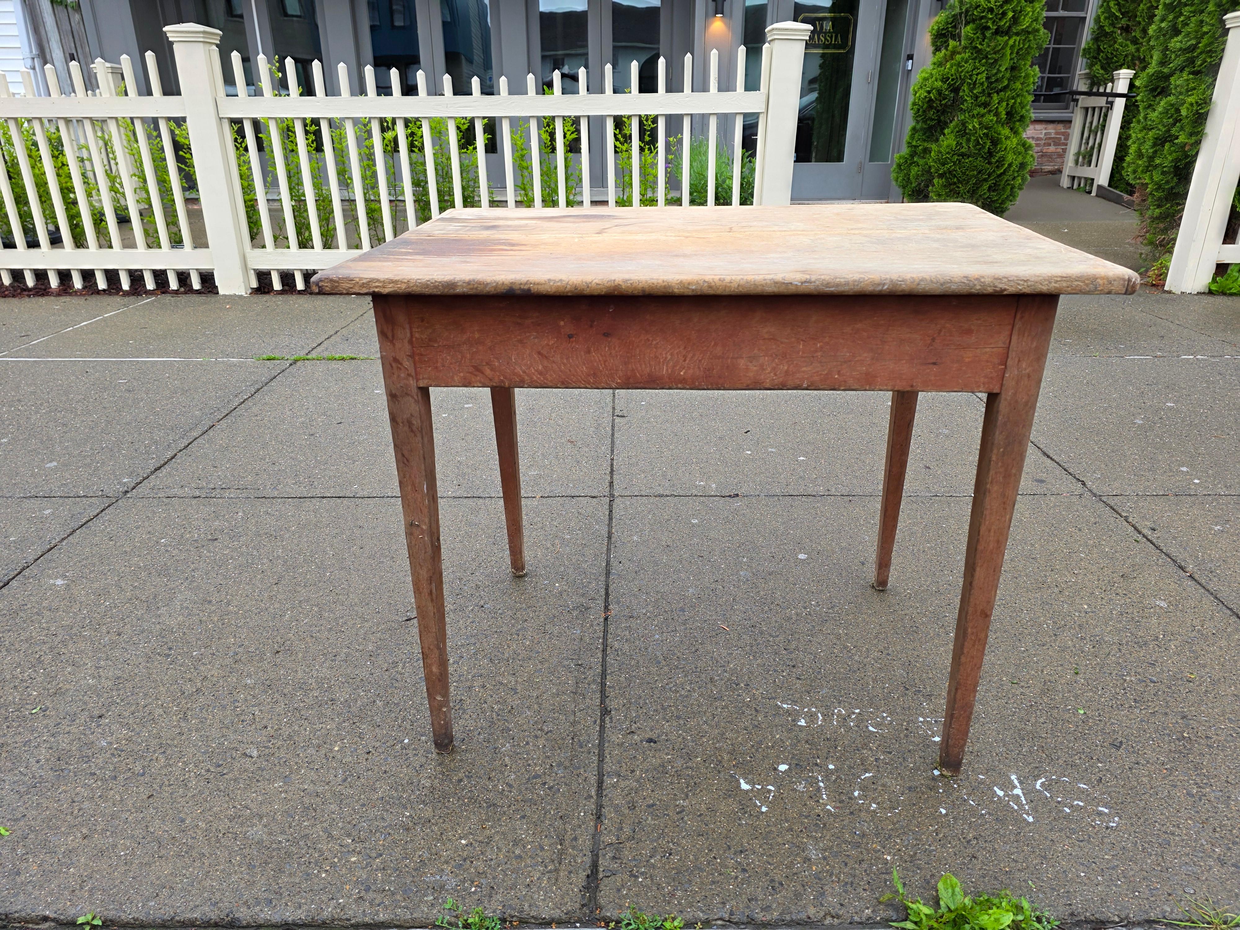 Mesa de taberna americana Circa 1800 en superficie original Hecho a mano en venta