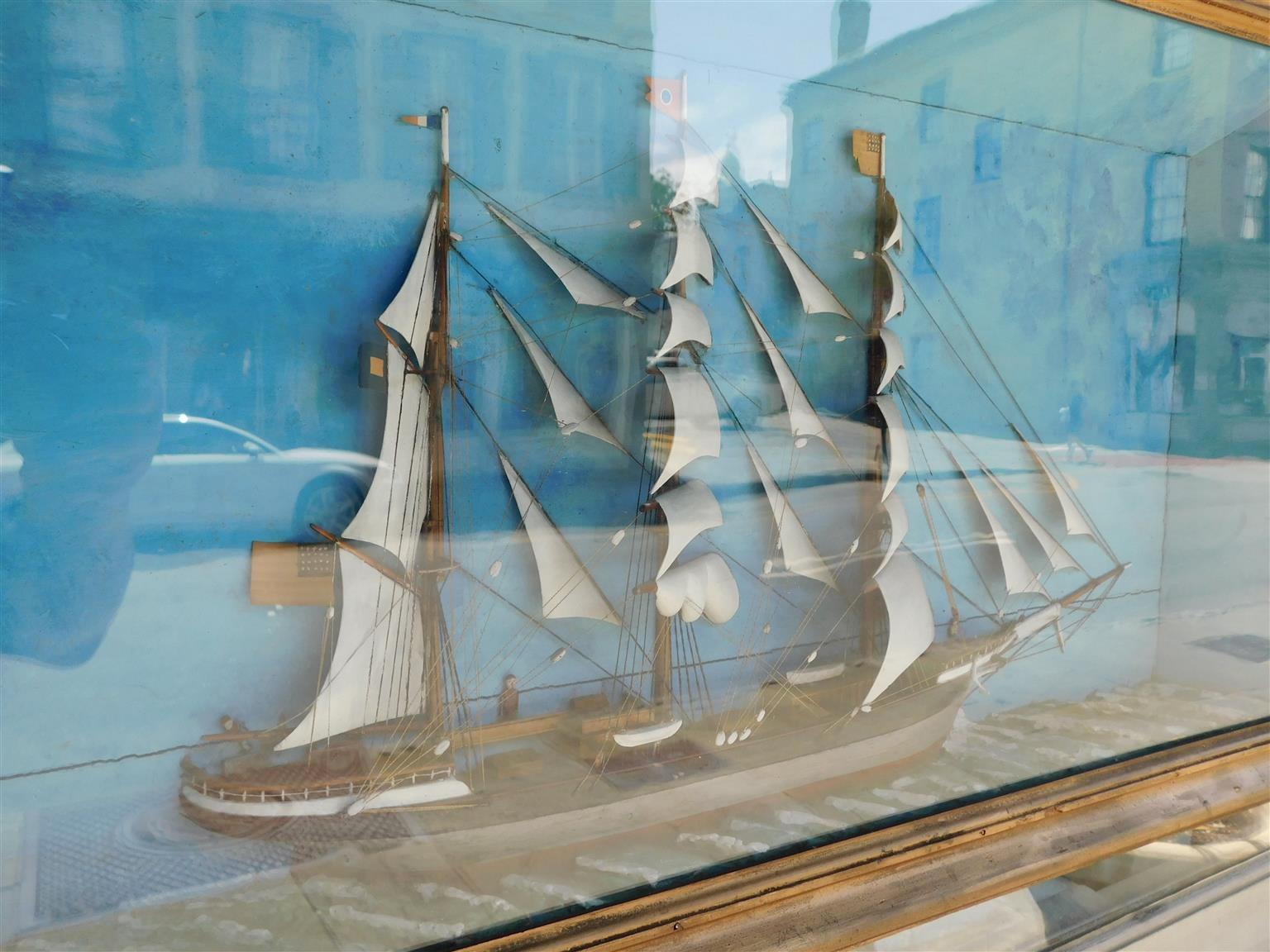 Amerikanisches dreibeiniges Diorama-Clipper-Schiff in Schattenbox-Rahmen, um 1850 im Zustand „Hervorragend“ im Angebot in Hollywood, SC