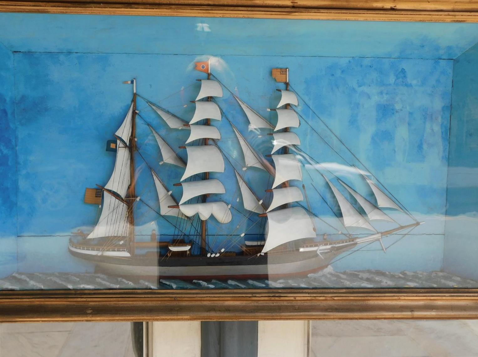 Amerikanisches dreibeiniges Diorama-Clipper-Schiff in Schattenbox-Rahmen, um 1850 (Farbe) im Angebot