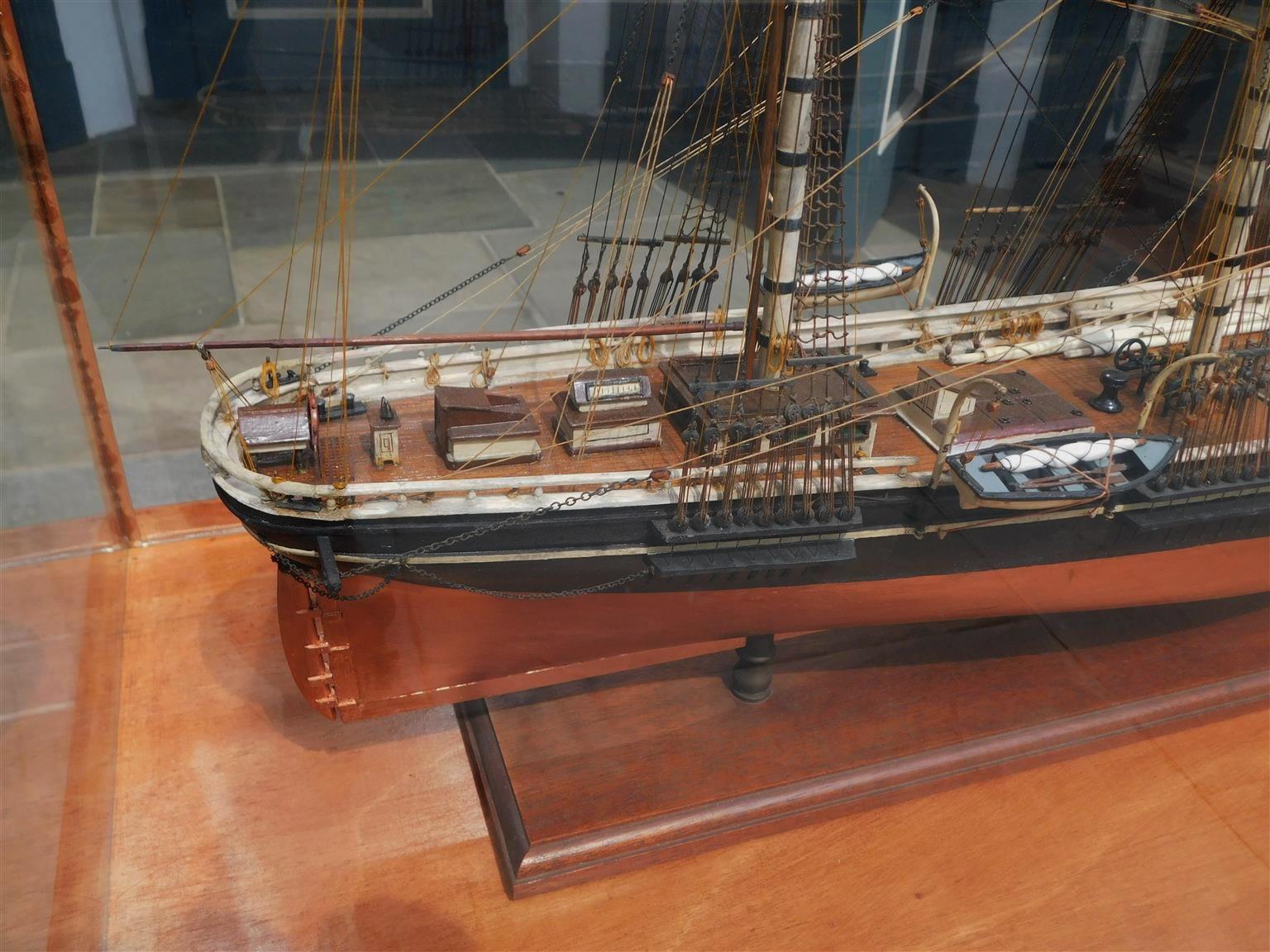 Amerikanisches dreibeiniges Clipper-Schiffsmodell, „Sovereign of the Seas Under Glass“, 20. Jahrhundert im Angebot 5