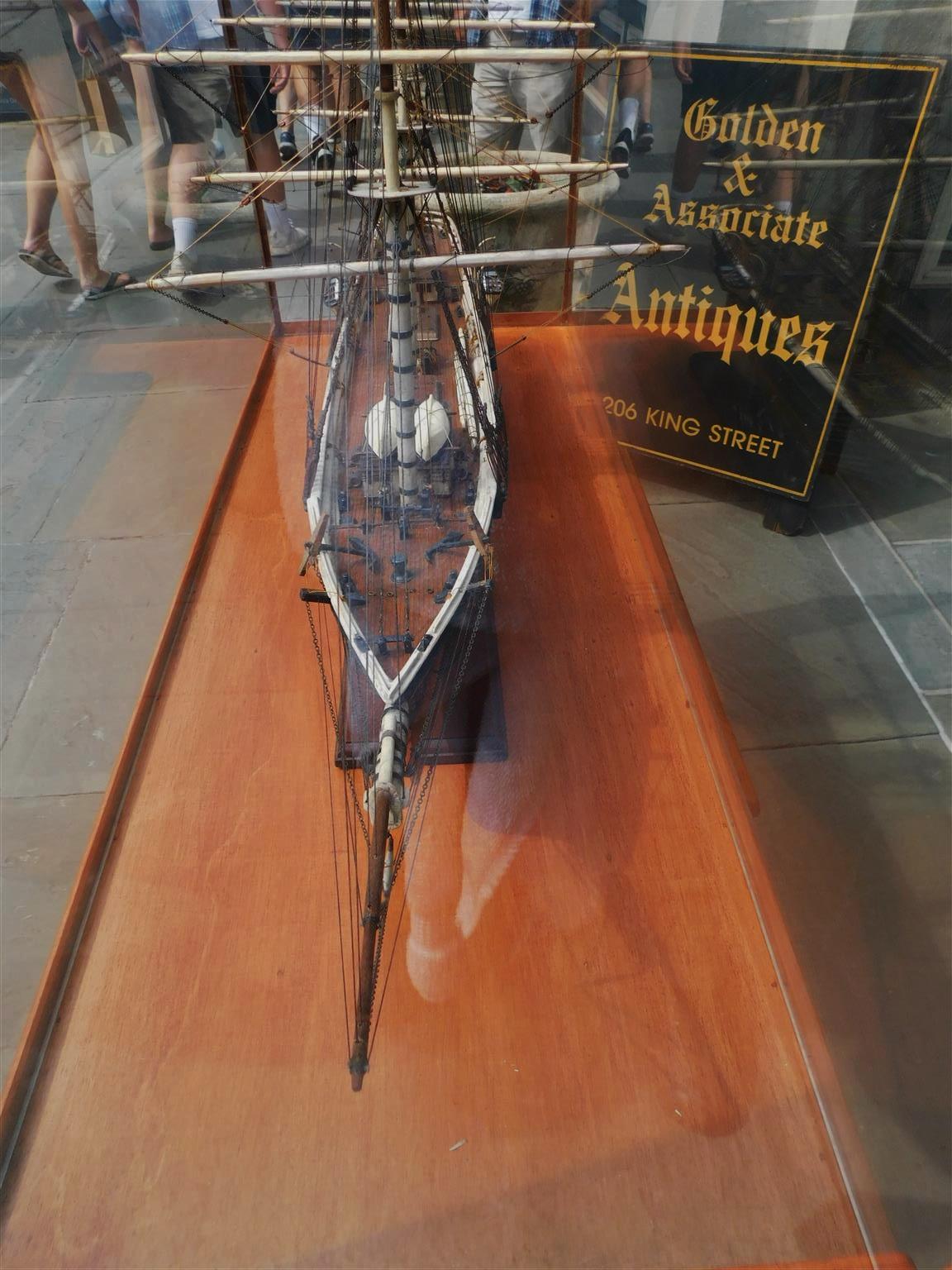 Amerikanisches dreibeiniges Clipper-Schiffsmodell, „Sovereign of the Seas Under Glass“, 20. Jahrhundert im Angebot 9