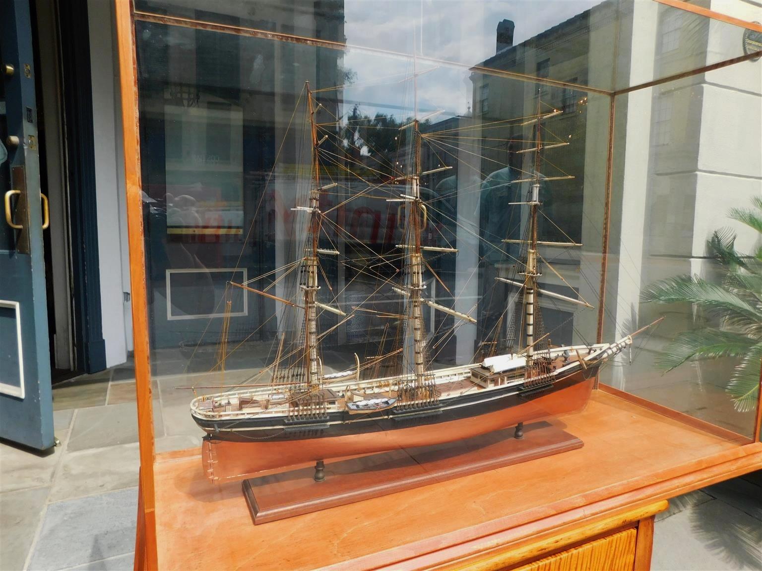 Modèle de bateau clipper américain à trois mâts représentant le souverain des mers sous verre, 20e Excellent état - En vente à Hollywood, SC