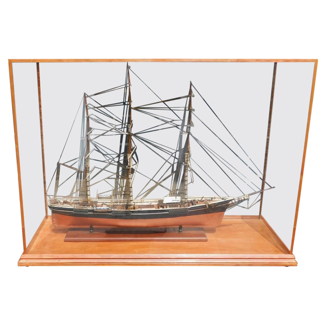 Modelo de clíper americano de tres mástiles Sovereign of the Seas (Soberano de los mares) bajo vidrio, 20º aniversario en venta