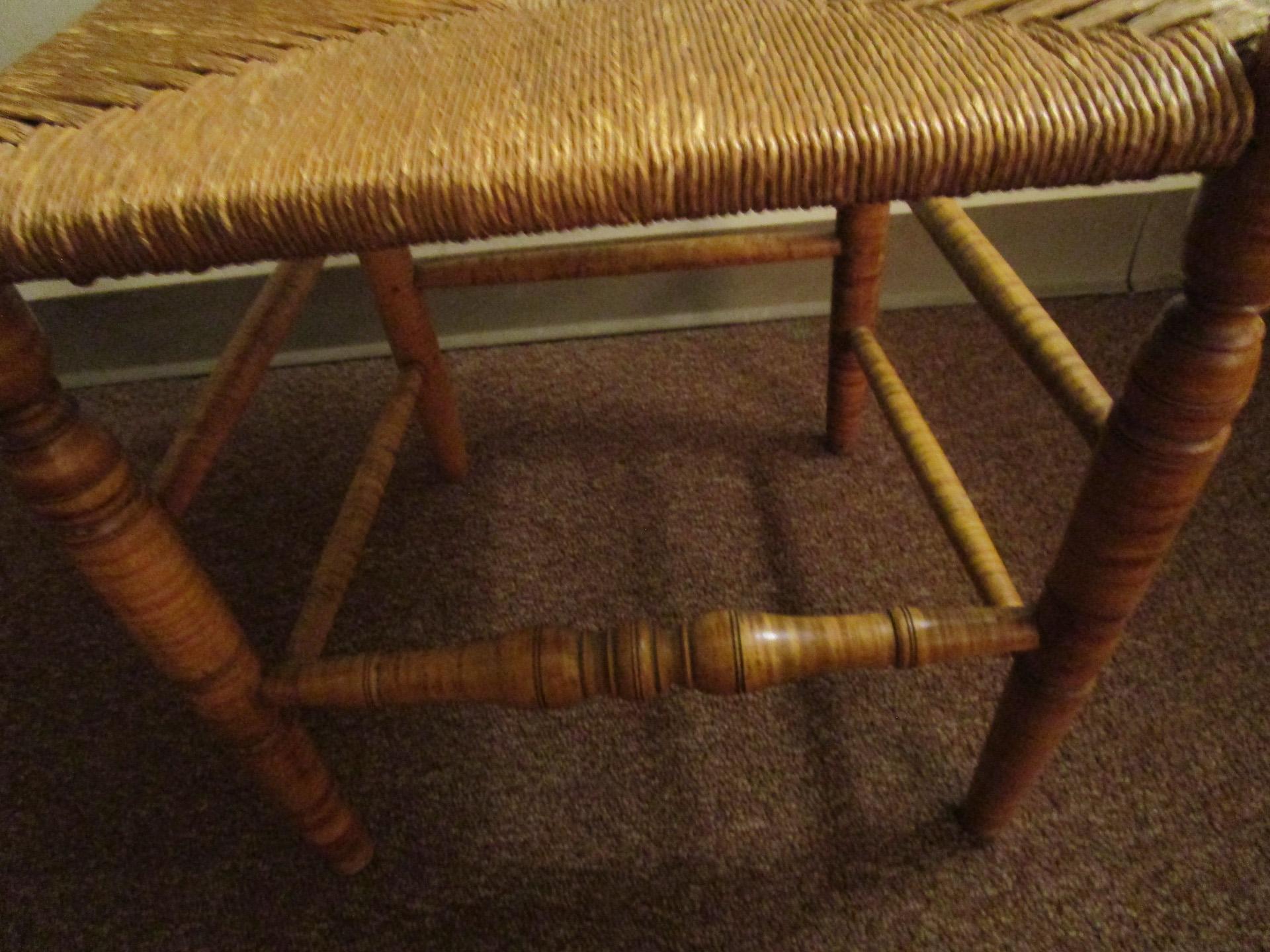  Esstisch und vier Stühle mit Binsensitzen aus amerikanischem Tigerahornholz aus dem frühen 19. Jahrhundert im Angebot 6