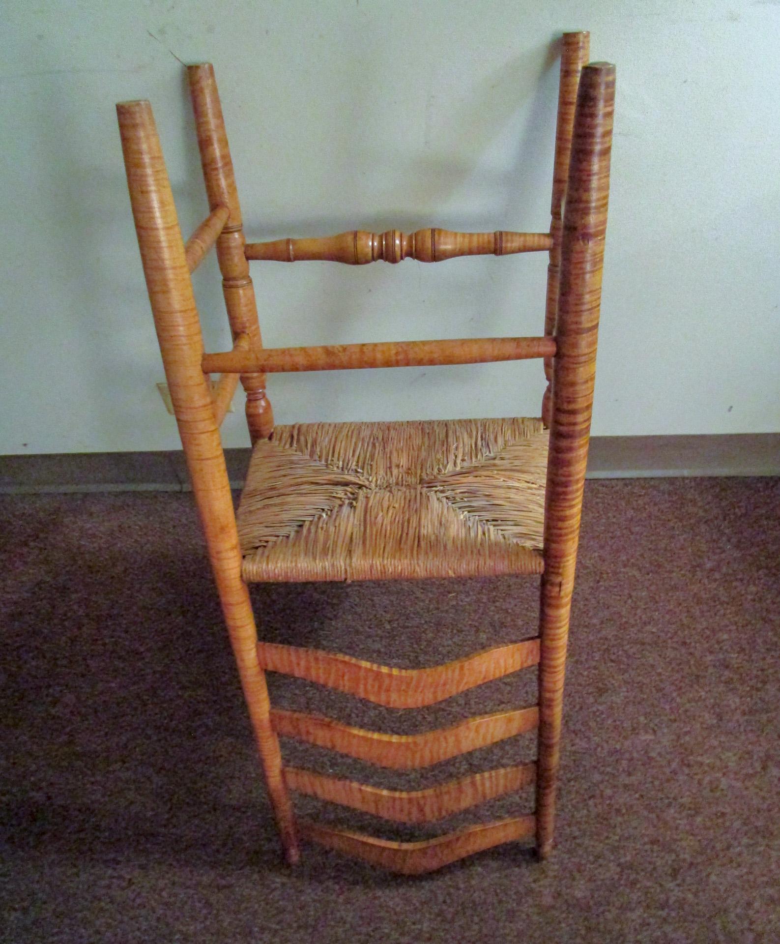  Esstisch und vier Stühle mit Binsensitzen aus amerikanischem Tigerahornholz aus dem frühen 19. Jahrhundert im Angebot 7