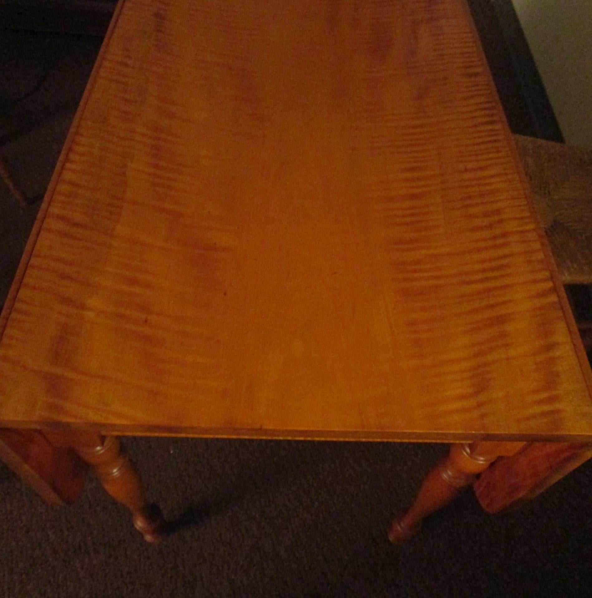  Esstisch und vier Stühle mit Binsensitzen aus amerikanischem Tigerahornholz aus dem frühen 19. Jahrhundert im Angebot 9