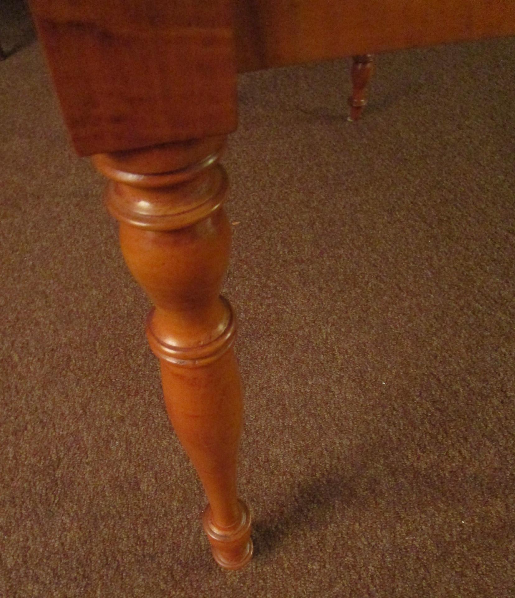  Esstisch und vier Stühle mit Binsensitzen aus amerikanischem Tigerahornholz aus dem frühen 19. Jahrhundert im Angebot 10