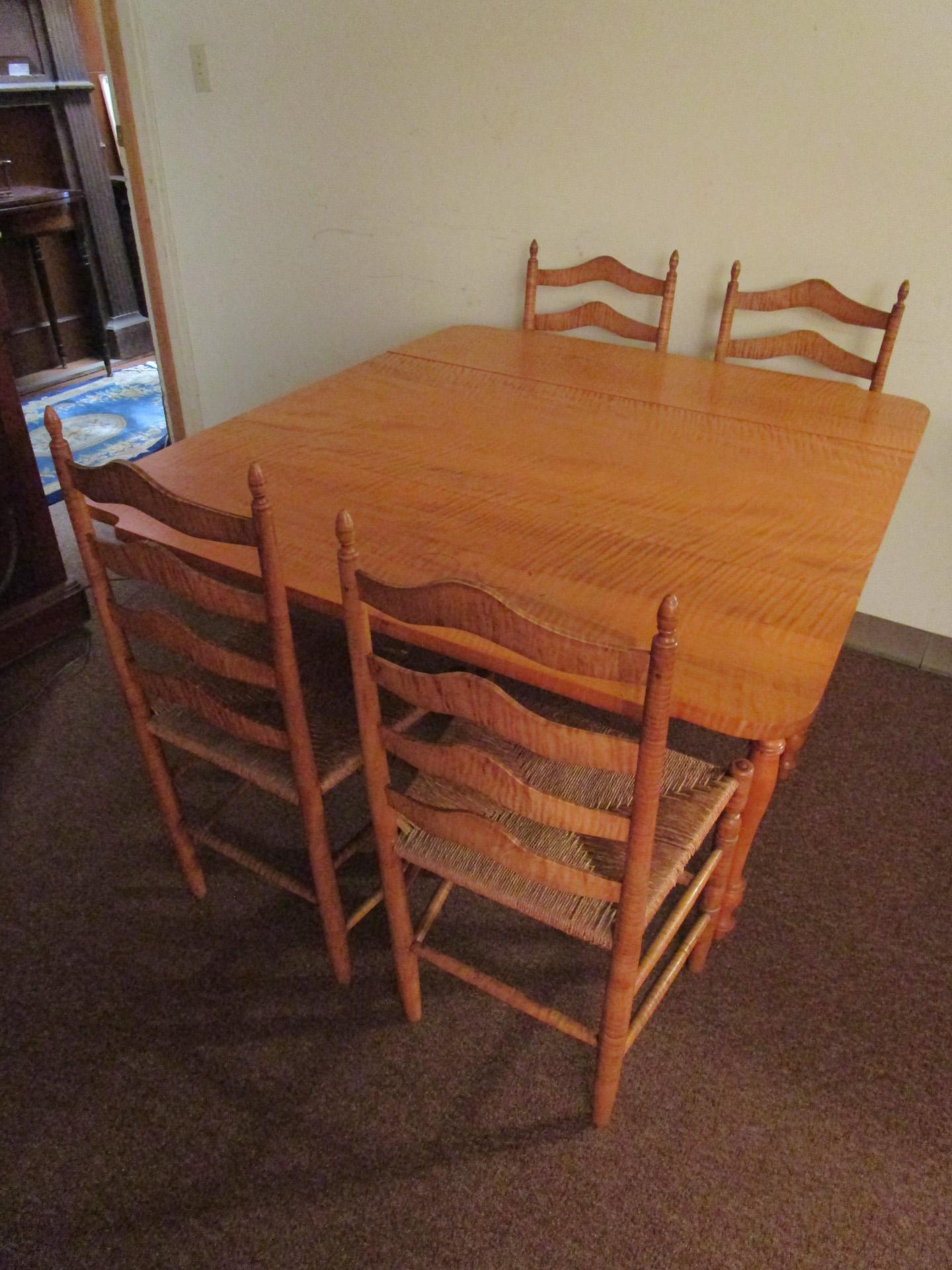 Esstisch und vier Stühle mit Binsensitzen aus amerikanischem Tigerahornholz aus dem frühen 19. Jahrhundert im Angebot 13