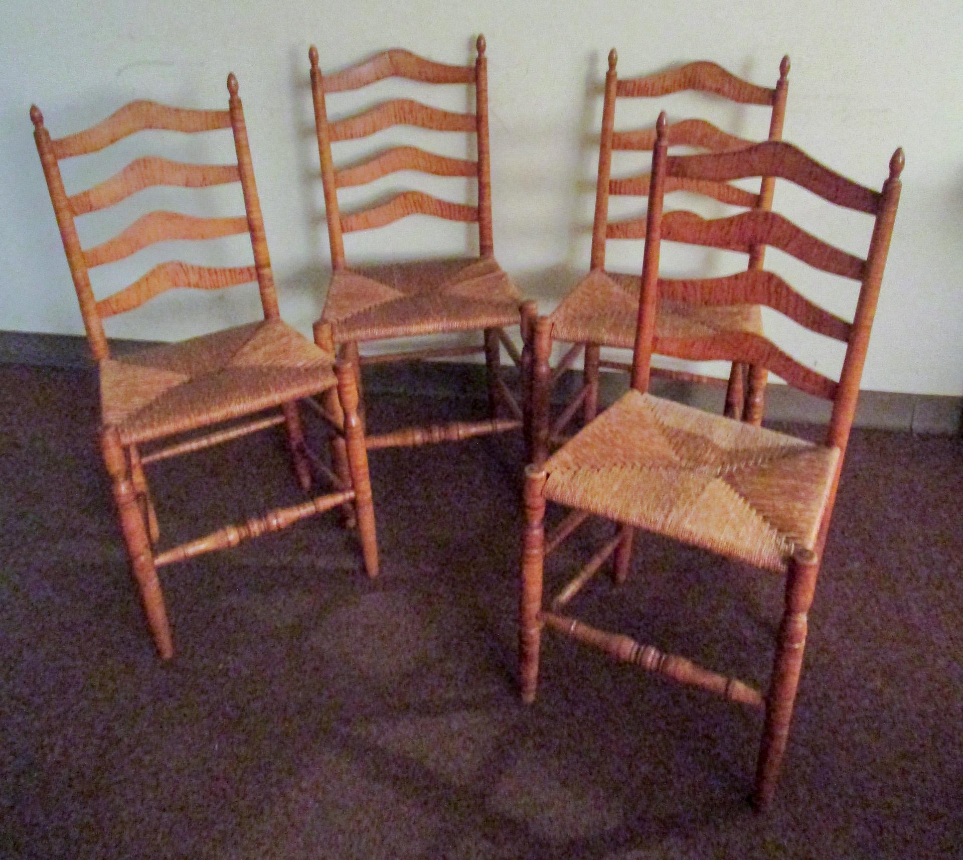 Dieser hübsche Tisch aus stark gemasertem Tigerahorn aus dem frühen Neuengland des 19. Jahrhunderts hat zwei ausklappbare Blätter, geschwungene Kanten und Sheraton-Beine. Die vier Stühle sind eine Ehe, aber eine gute. Der Tisch ist eigentlich für