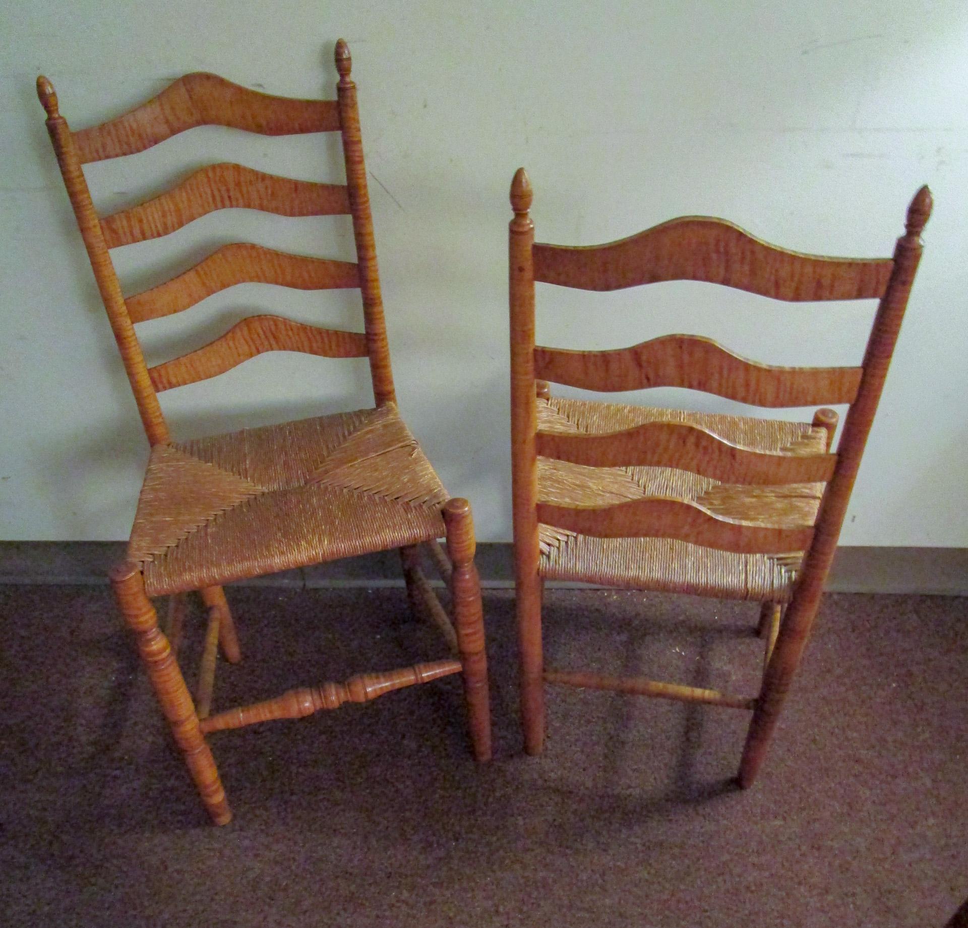  Esstisch und vier Stühle mit Binsensitzen aus amerikanischem Tigerahornholz aus dem frühen 19. Jahrhundert im Zustand „Gut“ im Angebot in Savannah, GA