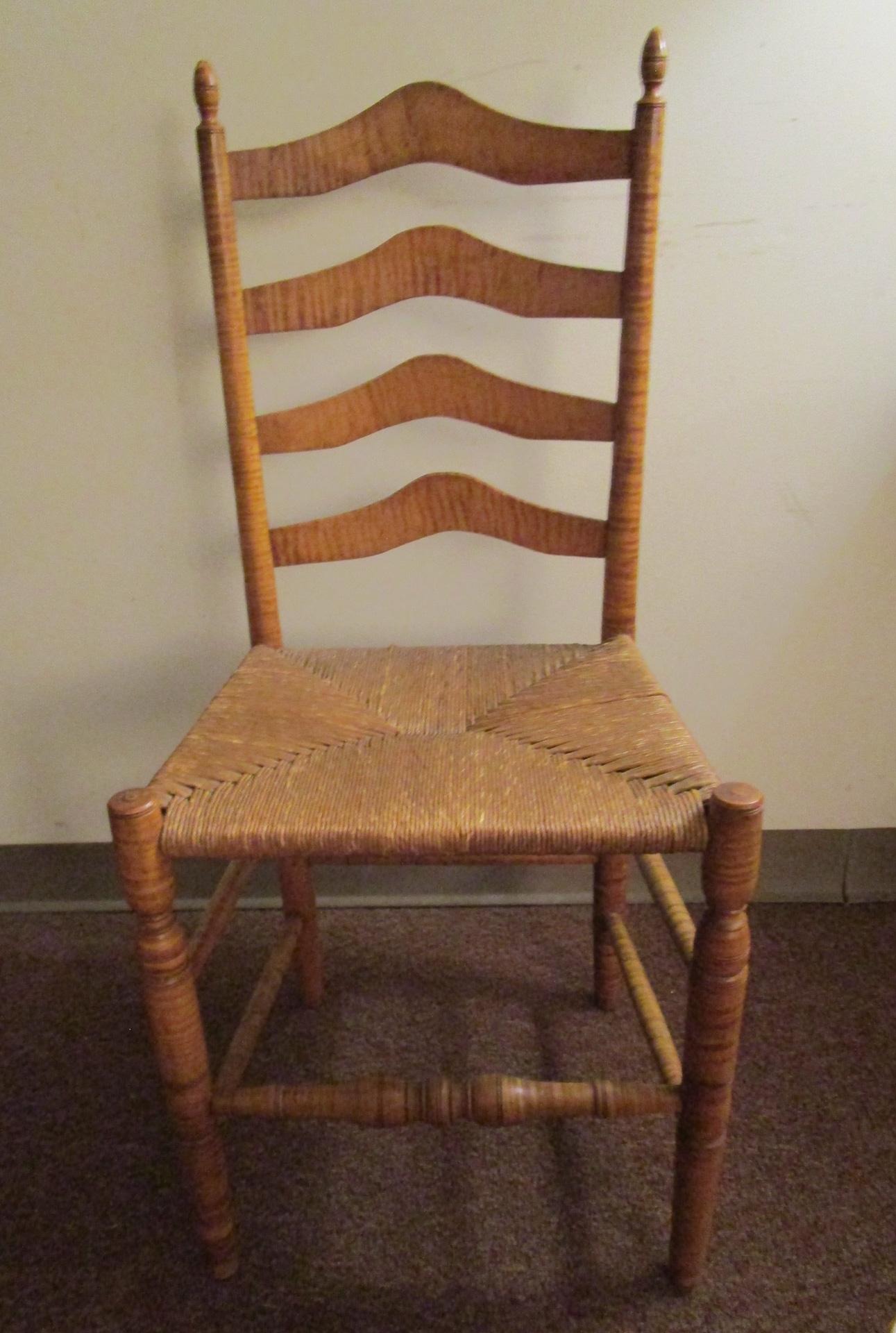  Esstisch und vier Stühle mit Binsensitzen aus amerikanischem Tigerahornholz aus dem frühen 19. Jahrhundert im Angebot 1
