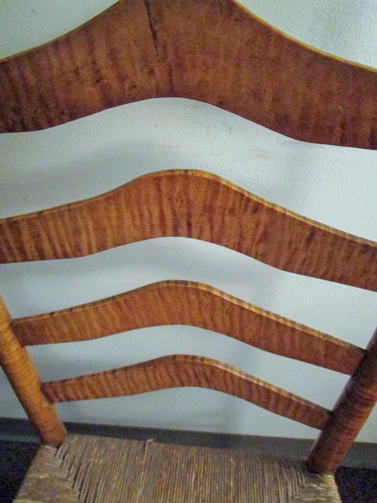  Esstisch und vier Stühle mit Binsensitzen aus amerikanischem Tigerahornholz aus dem frühen 19. Jahrhundert im Angebot 2