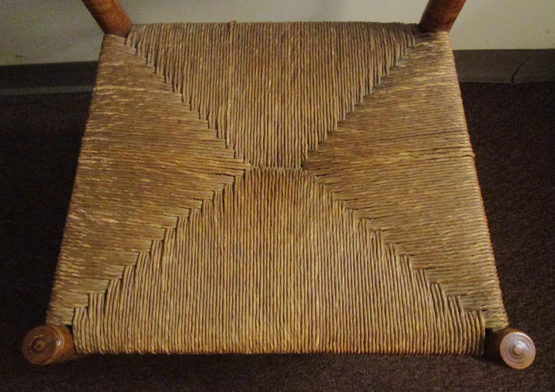  Esstisch und vier Stühle mit Binsensitzen aus amerikanischem Tigerahornholz aus dem frühen 19. Jahrhundert im Angebot 3