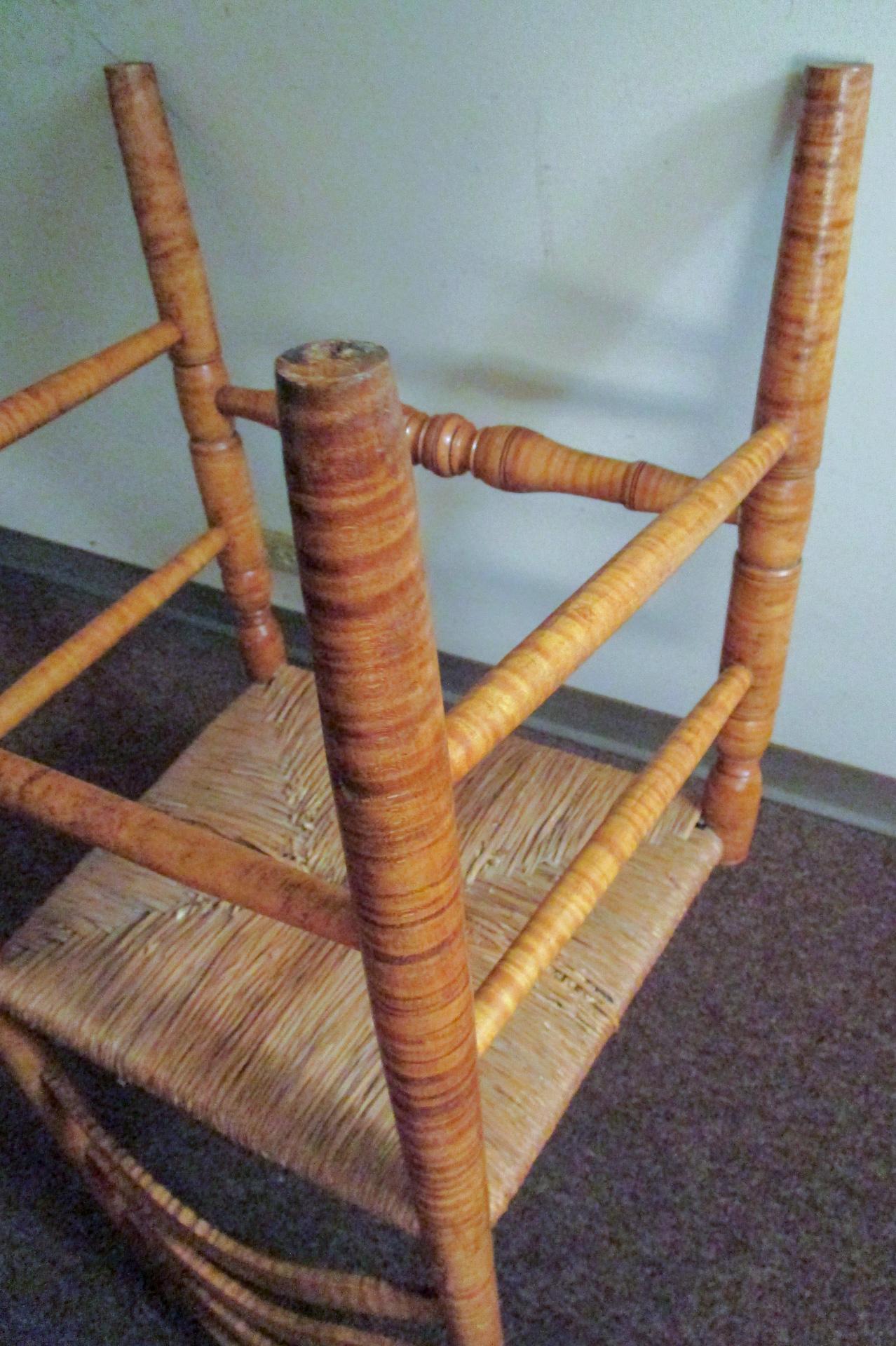  Dining Table and Four Chairs w/ Rush Seats Early 19thc American Tiger Maple For Sale 4