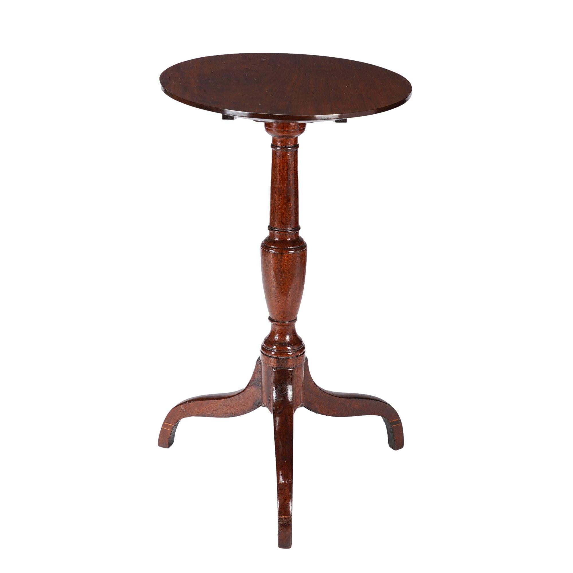 Bougeoir ovale américain à couvercle basculant et à jambes araignées, 1790-1810 Bon état - En vente à Kenilworth, IL