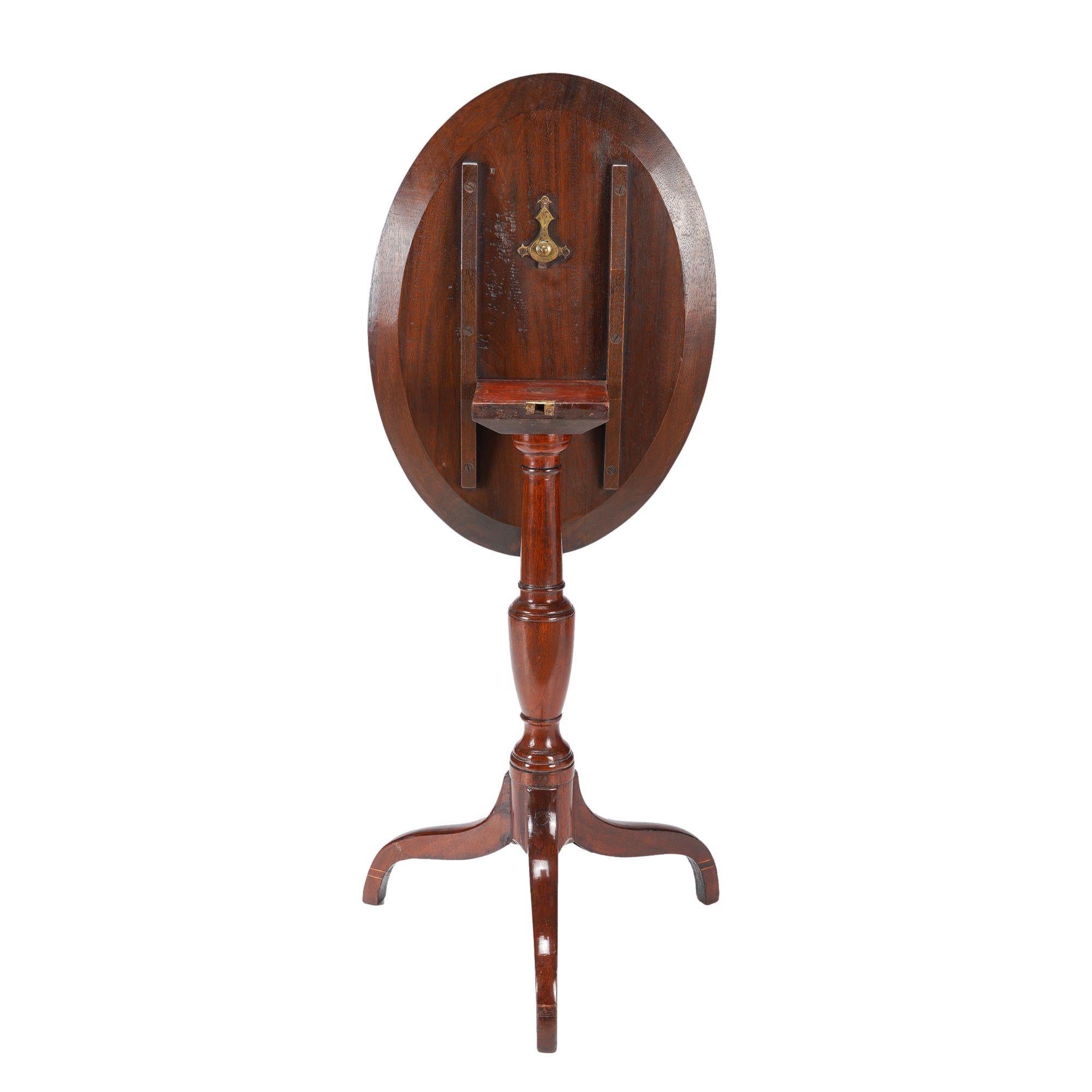 Laiton Bougeoir ovale américain à couvercle basculant et à jambes araignées, 1790-1810 en vente